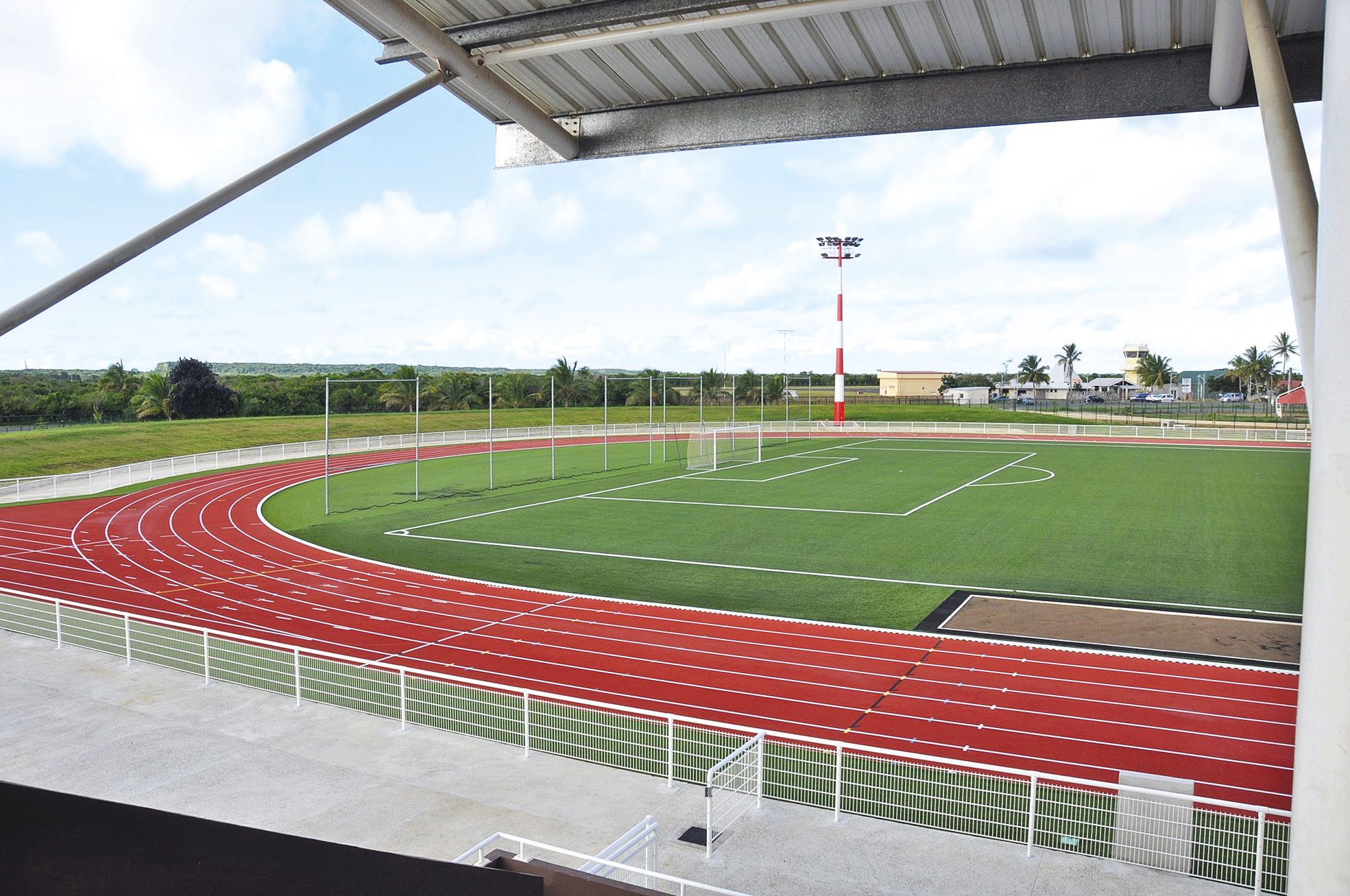 Le stade de La Roche, à Maré, qu'on voit ici depuis les tribunes fraîchement rénovées, pourrait dans les années à venir accueillir des manifestations de niveau national, voire mondial.
