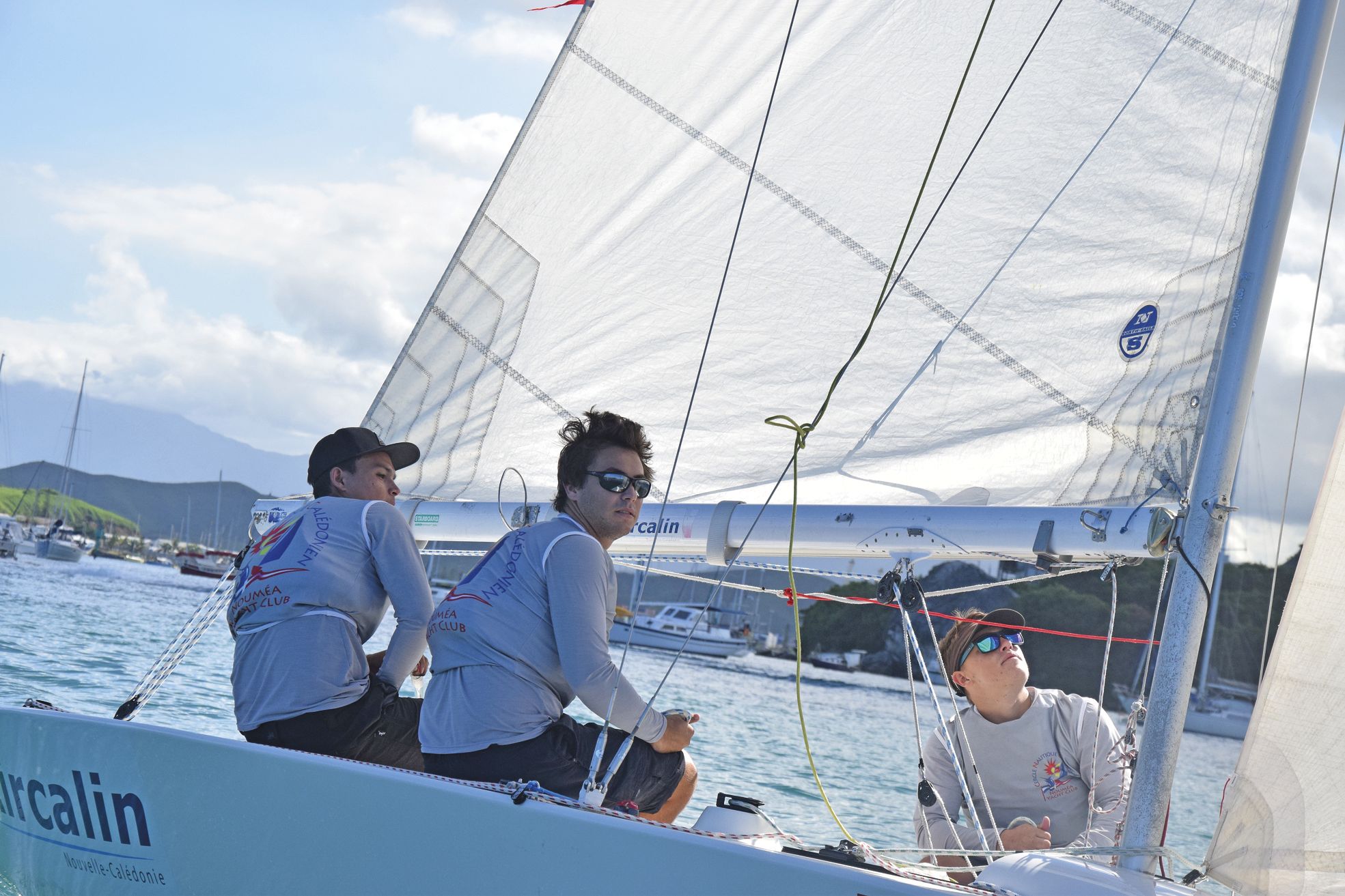 Nouméa, le 9 juin. De gauche à droite, Cyril Fortin, Kim Goetz et Jérémy Picot, ici lors d'un entraînement, représenteront la Calédonie dès aujourd'hui lors du mondial jeune de match race à l'îlot Maître.