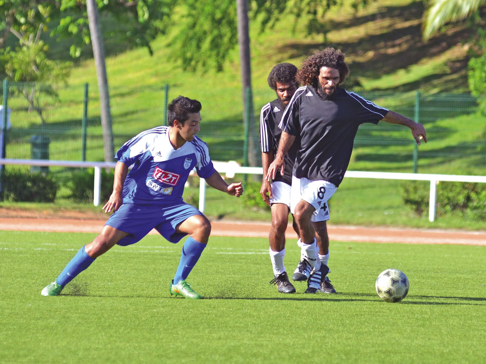Stade Pentecost, dimanche 12 juin. Auteur de trois buts, Nicolas Devillers (à gauche en bleu et blanc) a grandement  participé à la victoire par 7 à 2 de l\'Olympique sur Kwiingnii Espoir.