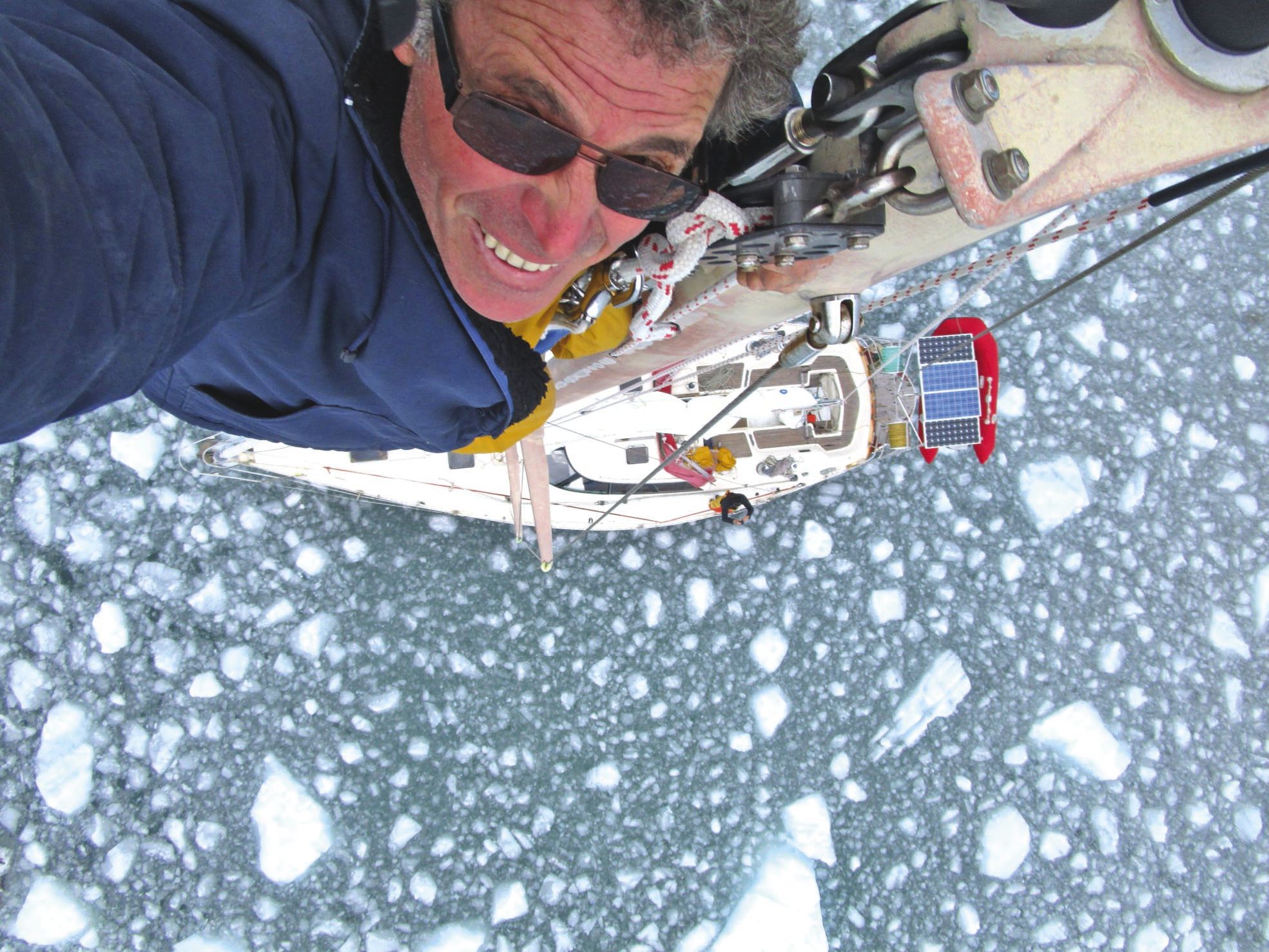 Naviguer dans des eaux polaires requiert une certaine dose de courage et de précautions. « On n'avait pas le droit à l'erreur », explique Pierre, ici au sommet du mât de Chtimagine 3.