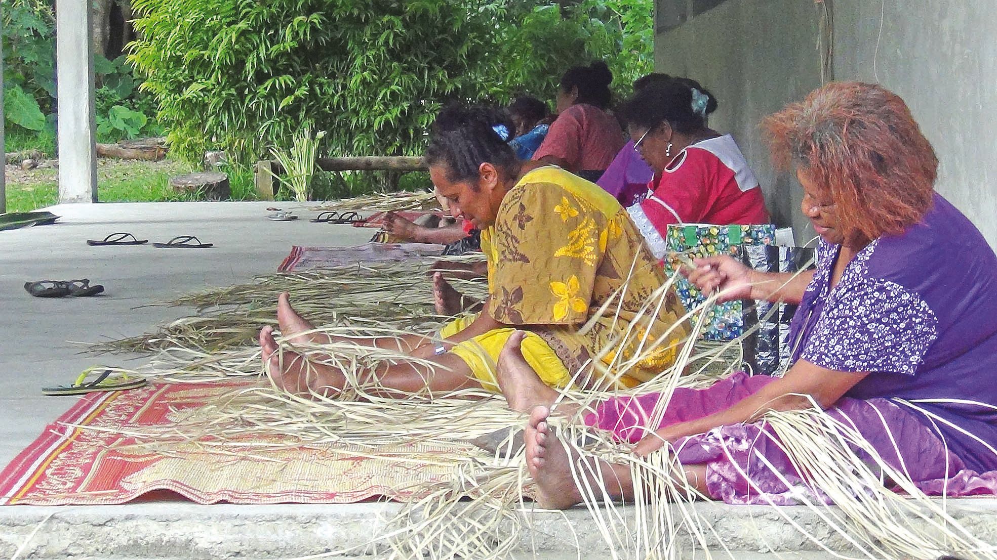 Les participantes ont tressé toute la semaine à la maison commune de la tribu de Ouaré.