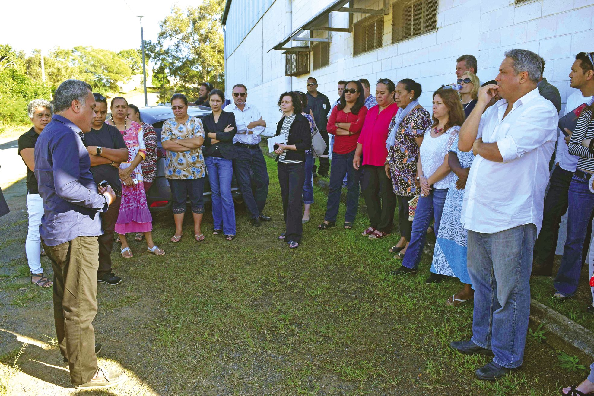 Le premier adjoint au maire, Willy Gatuhau et une partie du  personnel non-gréviste se sont réunis pour parler de la situation.