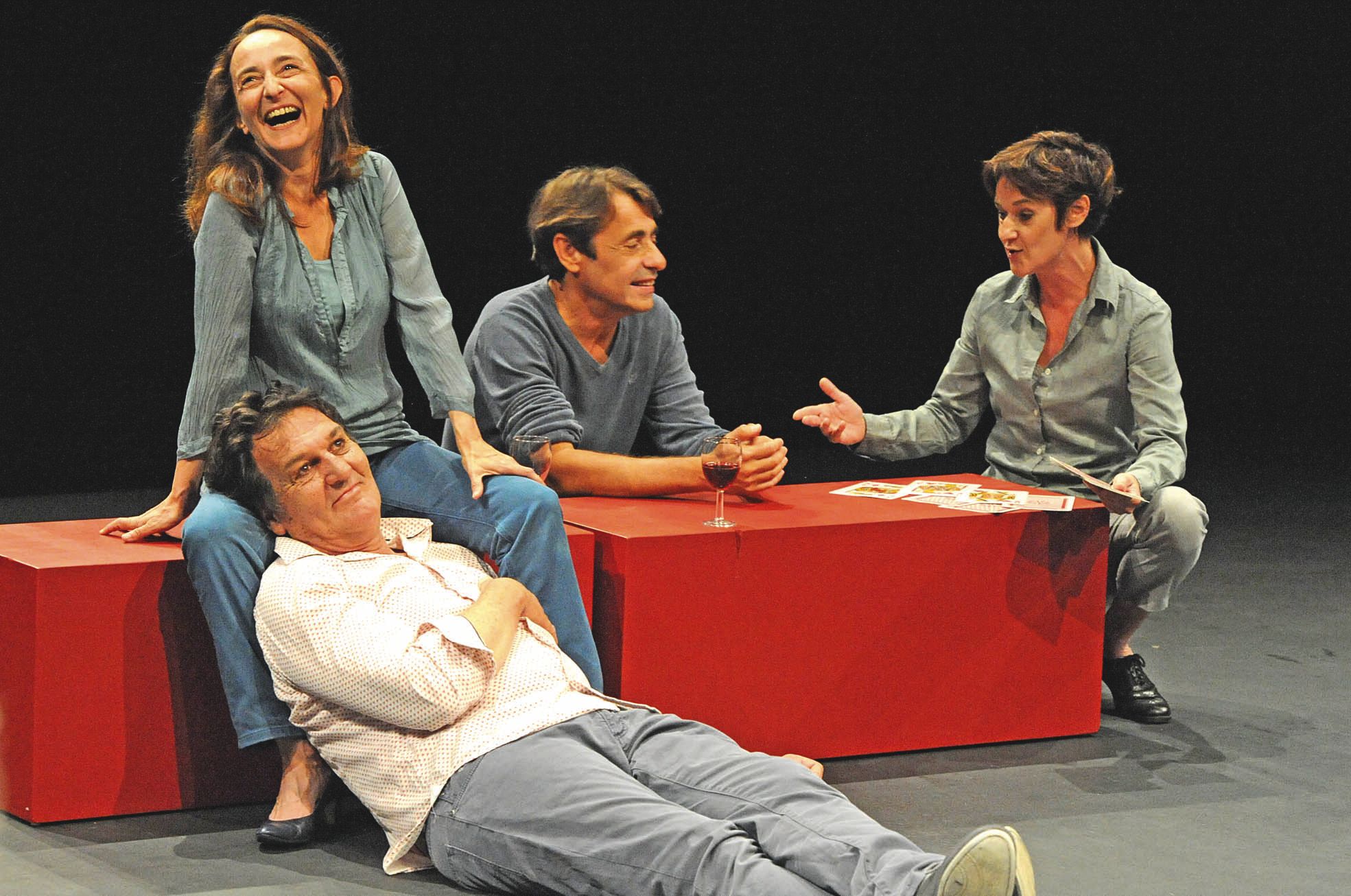 A la seule force de leur jeu, les quatre interprètes nous entraînent, entre le rire et la peur, l'intimité et les moments d'histoire. La saisissante Christine Guênon (à droite), venue de Métropole, se produira la semaine prochaine dans L'Homme qui rit.