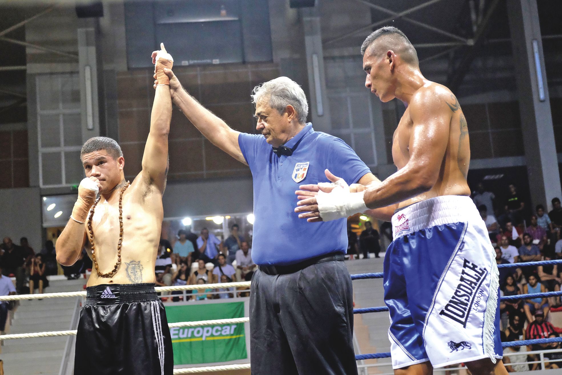 Païta, samedi19 mars. Pour son premier combat pro, Luke Hema a été défait par le Kiwi Falekaono (à gauche). 