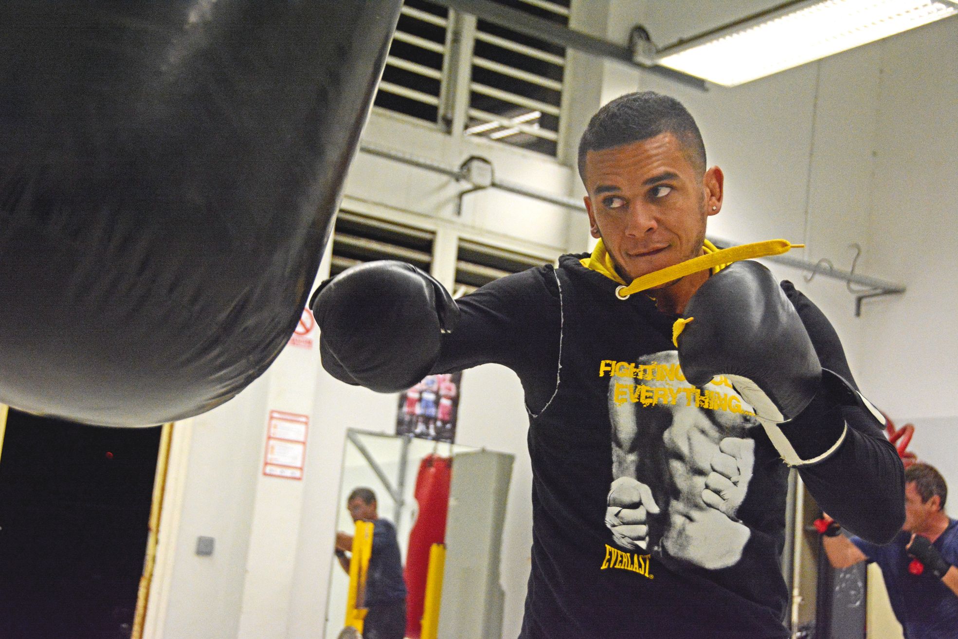 Nouméa, lundi 13 juin. Luke Hema s'entraîne dans la salle de boxe de l'Anse-Vata. Une séance de travail très légère à la veille de son départ du territoire, direction la Métropole.