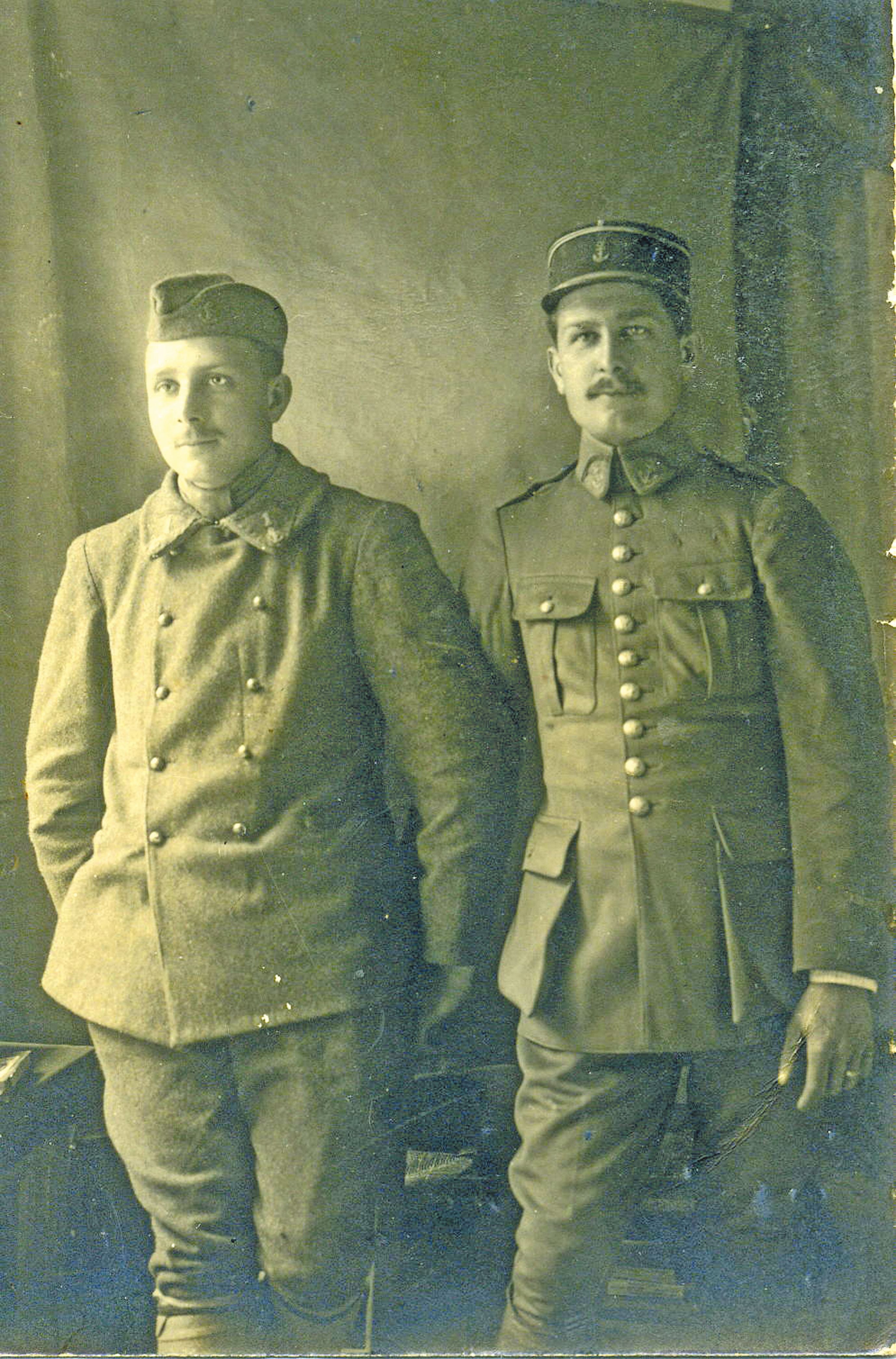 La famille Vautrin le 21 avril 1915. Debout, de gauche à droite, Maurice, Gaston, Philippe et Camille. Assis : Louis, Emile, Jeanne-Marie, Eugène et Octave. Photo de gauche, Félix Vautrin, petit-fils de Sylvestre Clément, le jeune forçat.