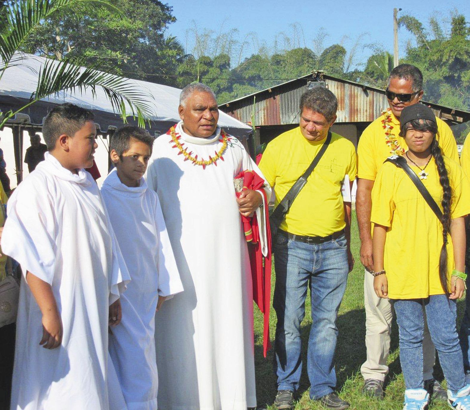 Le père Rock Apikaoua accueille ses paroissiens de Nouméa qui ont fait le déplacement à Canala.