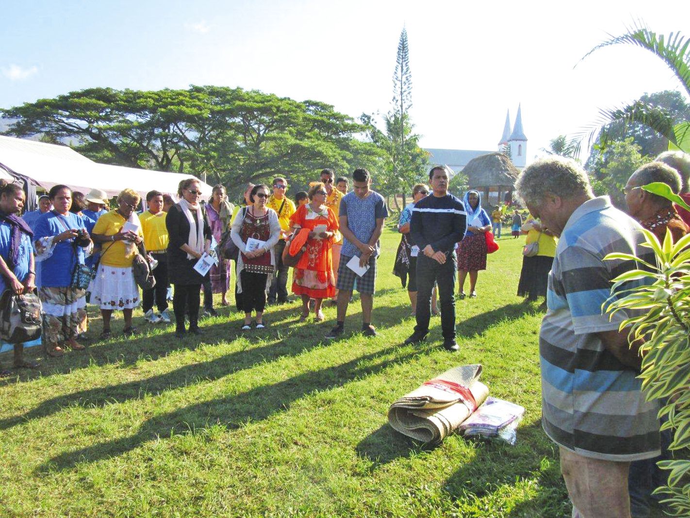 Eglise Saint-Pierre, dimanche 26 juin. Les délégations se sont succédé pour le geste coutumier.