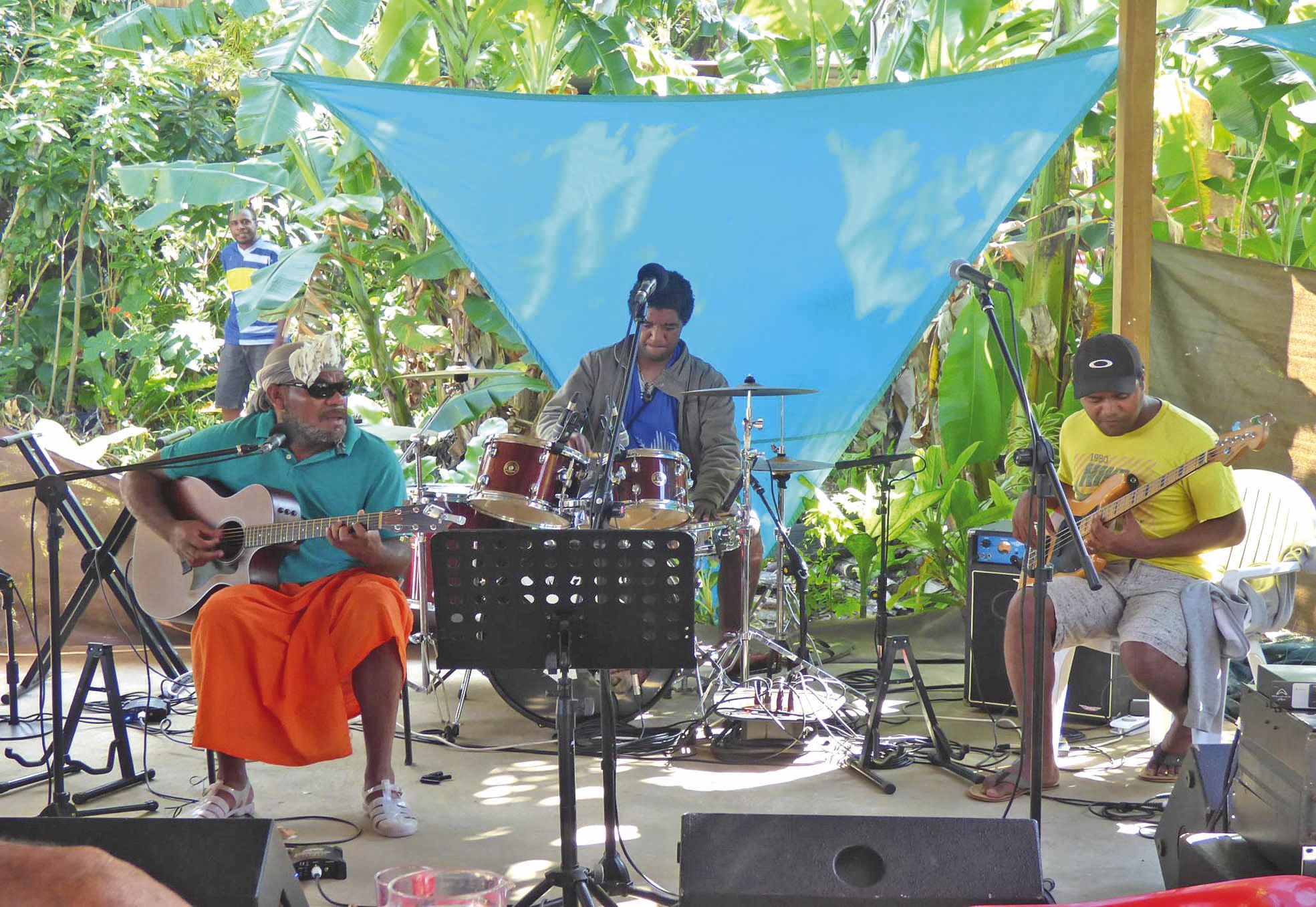 Les groupes de Lifou, comme Koolgroov, Kirikitr, Djamas et Gayulaz s'en sont donné  à cœur joie.