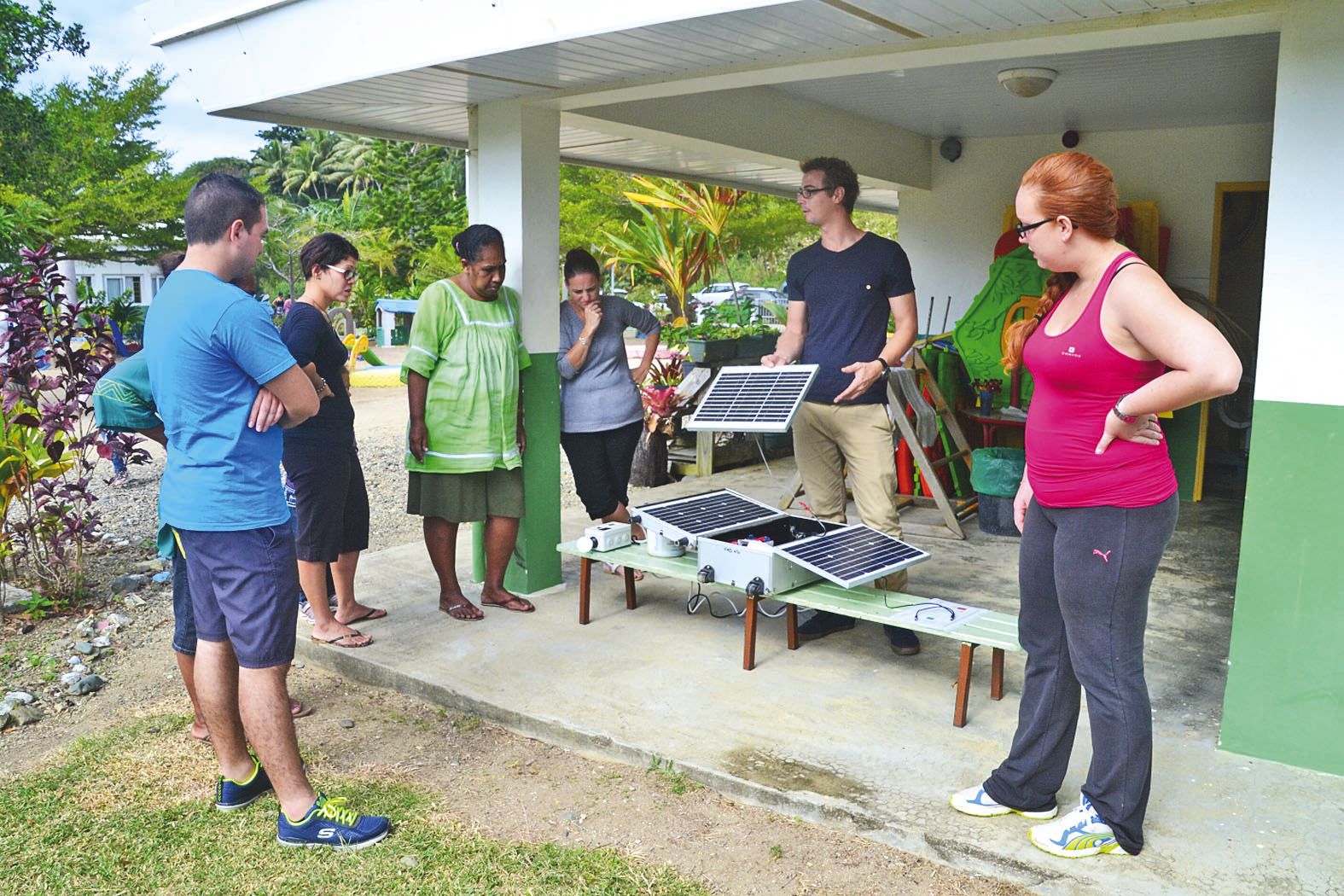 Ludovic Branlant a présenté aux enseignants une valise équipée de panneaux solaires.