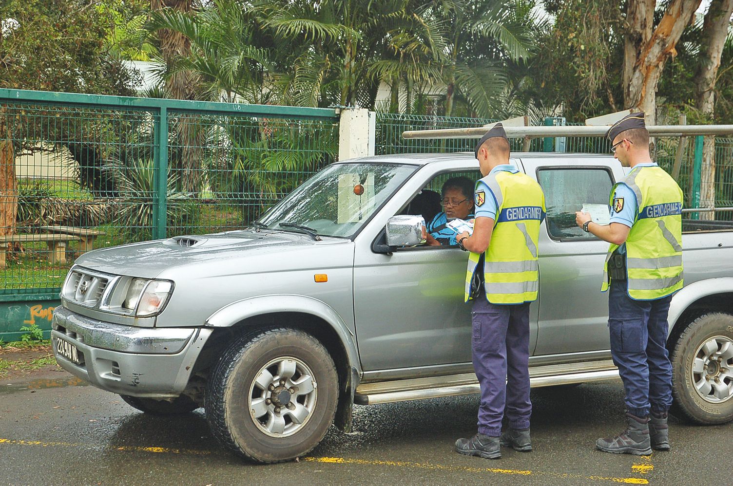 Devant le lycée Jean-XXIII à Païta. Les gendarmes ont distribué des brochures aux automobilistes.