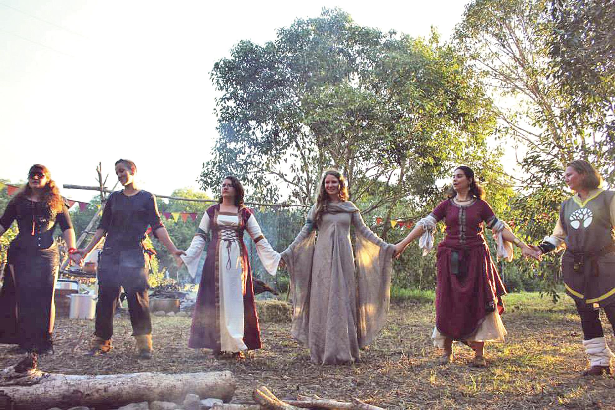 Boghen, juillet 2015. Comme l'an dernier lors du week-end médiéval qui s'était tenu dans la région de Bourail, des danses seront proposées au public demain, dans les jardins de la maison Célières, avec le Cercle celtique de Nouméa.