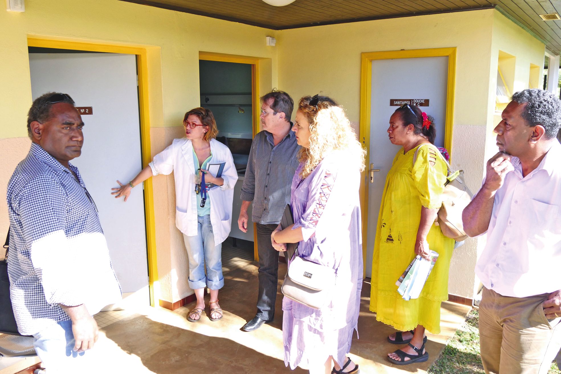 Cette journée était aussi l'occasion de rencontrer  les personnels provinciaux, comme ici au dispensaire.