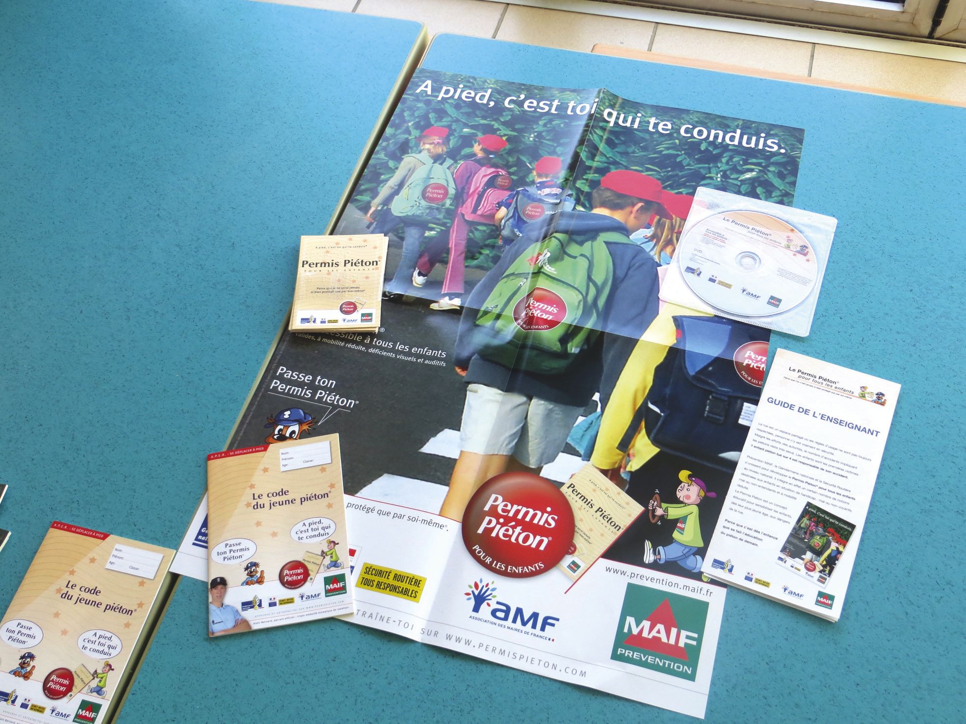 Une mallette pédagogique, délivrée aux élèves, permet de faciliter le travail en classe.