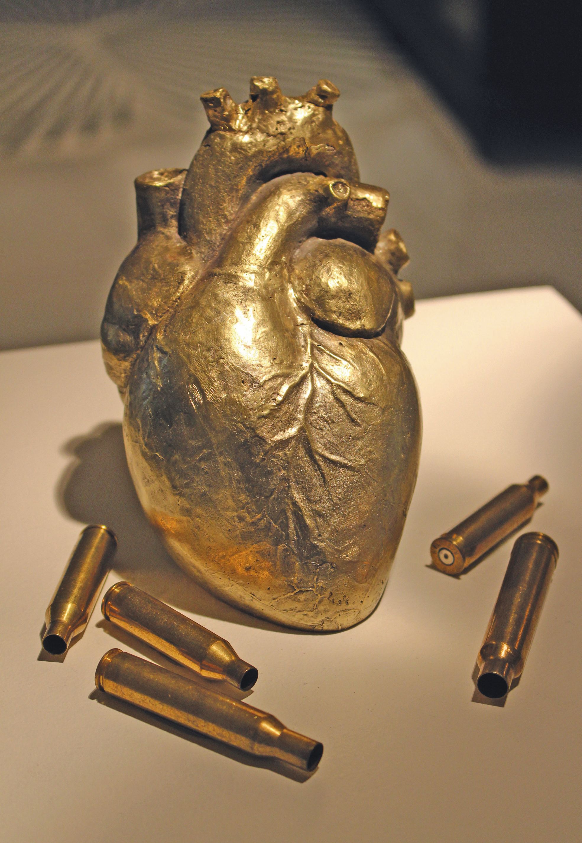 Le cœur de Midas, réalisé en bronze, est l'une des œuvres engagées de l'exposition qui interrogent sur nos modes d'exploitation.