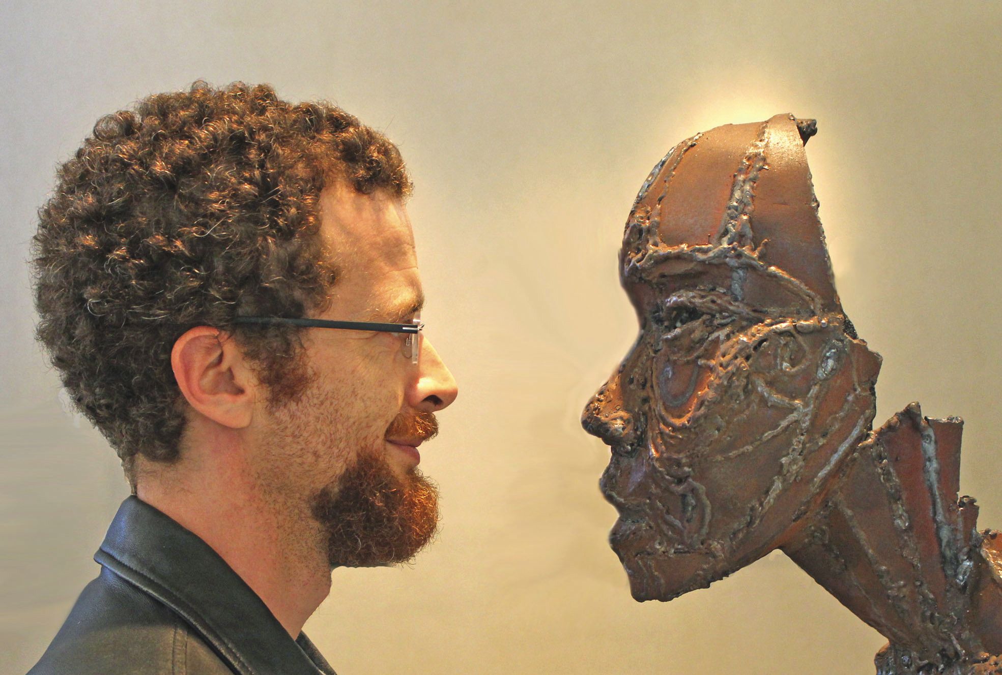 Arrivé en Calédonie il y a 13 ans, Jean-Marie Ganeval est devenu un artiste incontournable parmi les sculpteurs locaux. Il travaille aussi bien le bois que le métal et le fer.