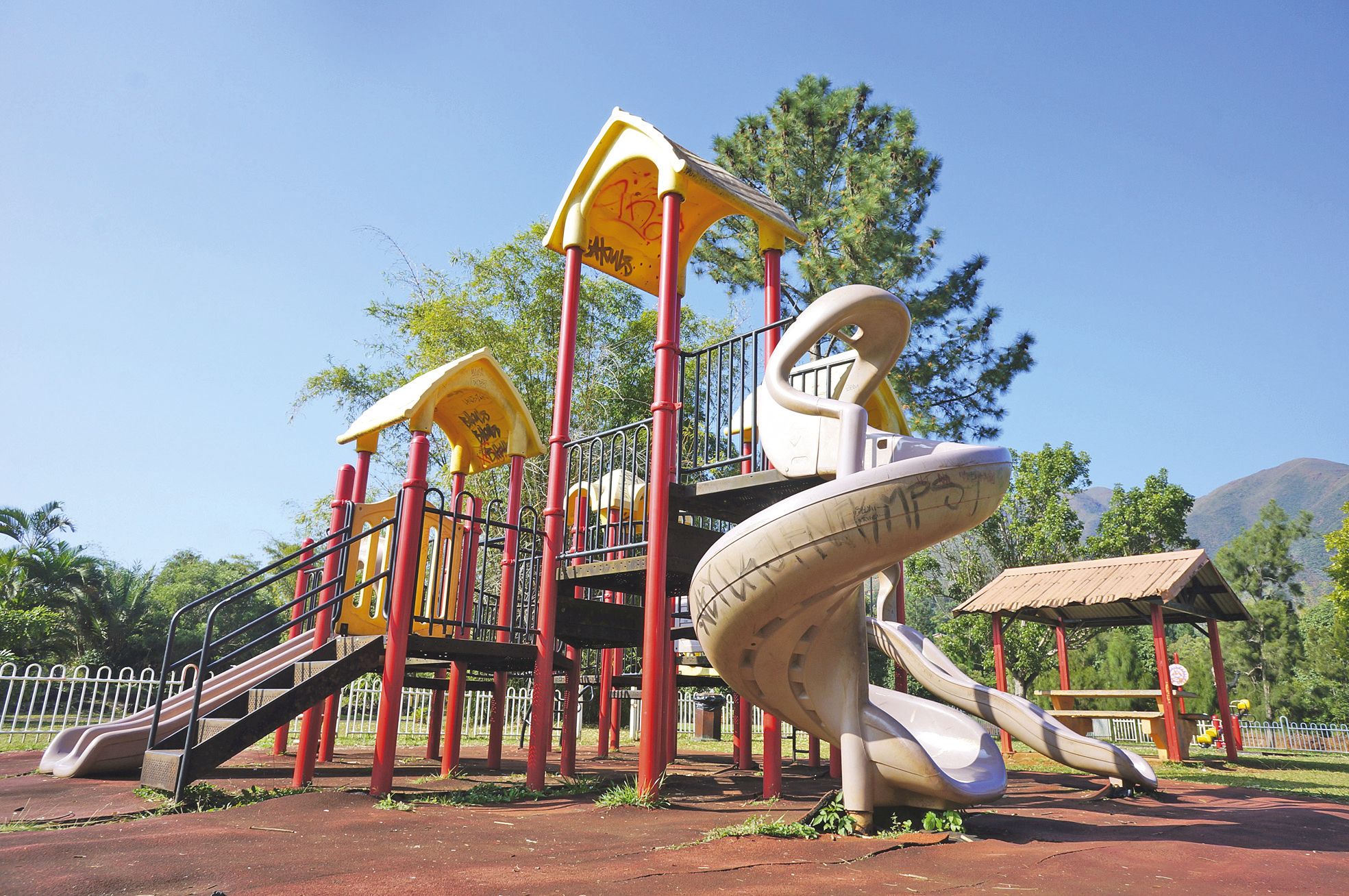 L'aire de jeux de La Coulée est dégradée. Les 5 millions de francs pourraient servir à changer entièrement la structure.