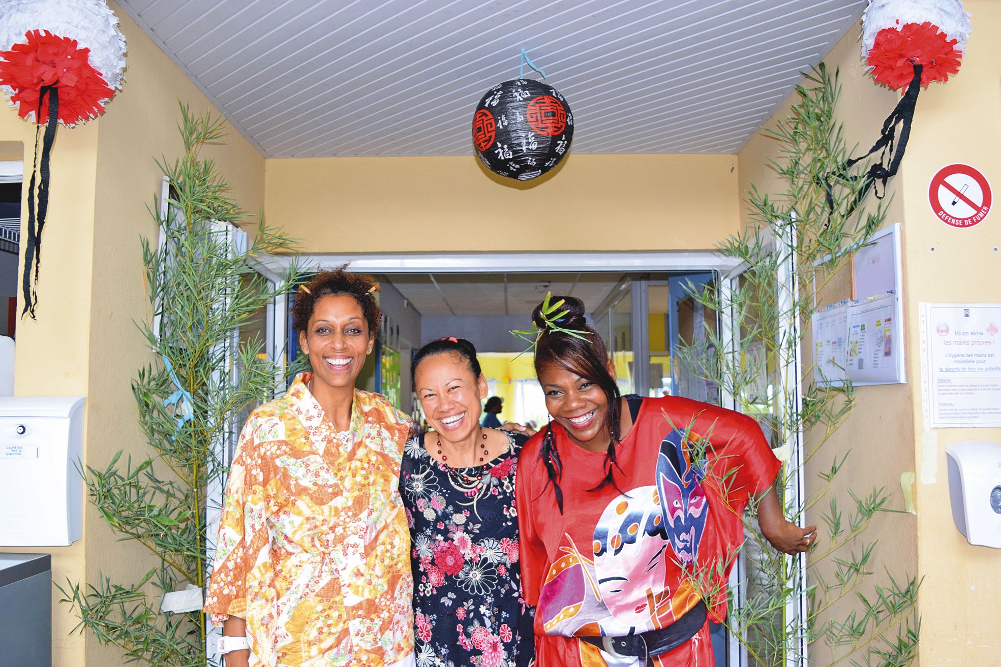 L'animatrice Sylviane Zeter (à droite) a réalisé guirlandes et peintures avec les résidents pour décorer l'espace. Avec Barbara Gomise, l'infirmière coordinatrice (à gauche), et leur collègue Nicole Sanon, l'assistante de direction, elles ont joué le jeu 