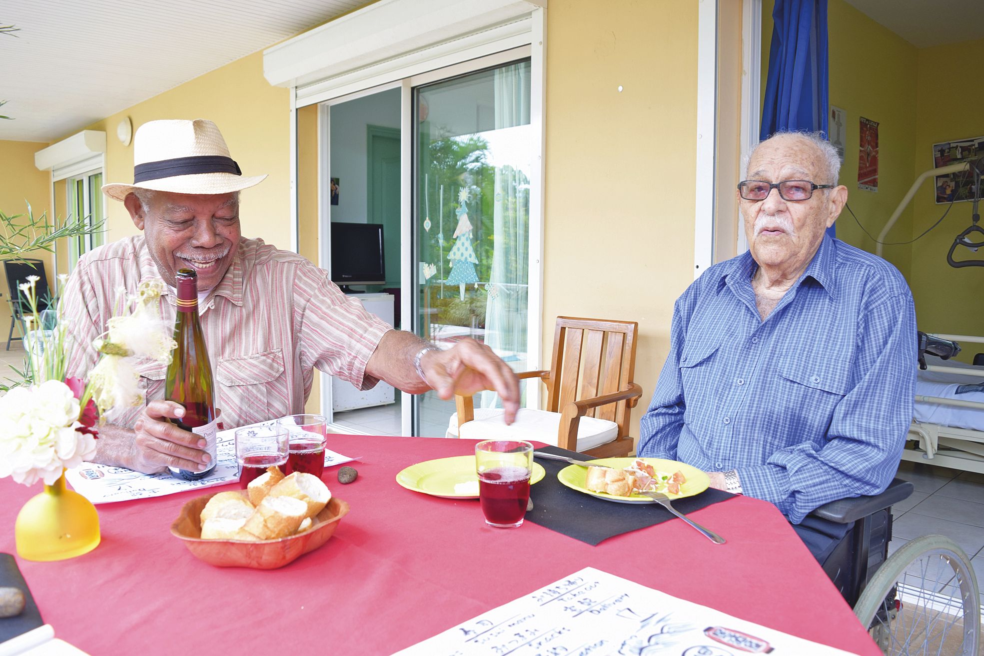 Quant à Georges, 95 ans, surnommé « Jo » (à droite), il était attablé avec son ami de longue date, Aristide, venu lui rendre visite. « C'est mon frère ! Un Antillais, comme moi ! » s'est-il exclamé. Désolé de ne plus pouvoir marcher, Jo s'est souvenu avec