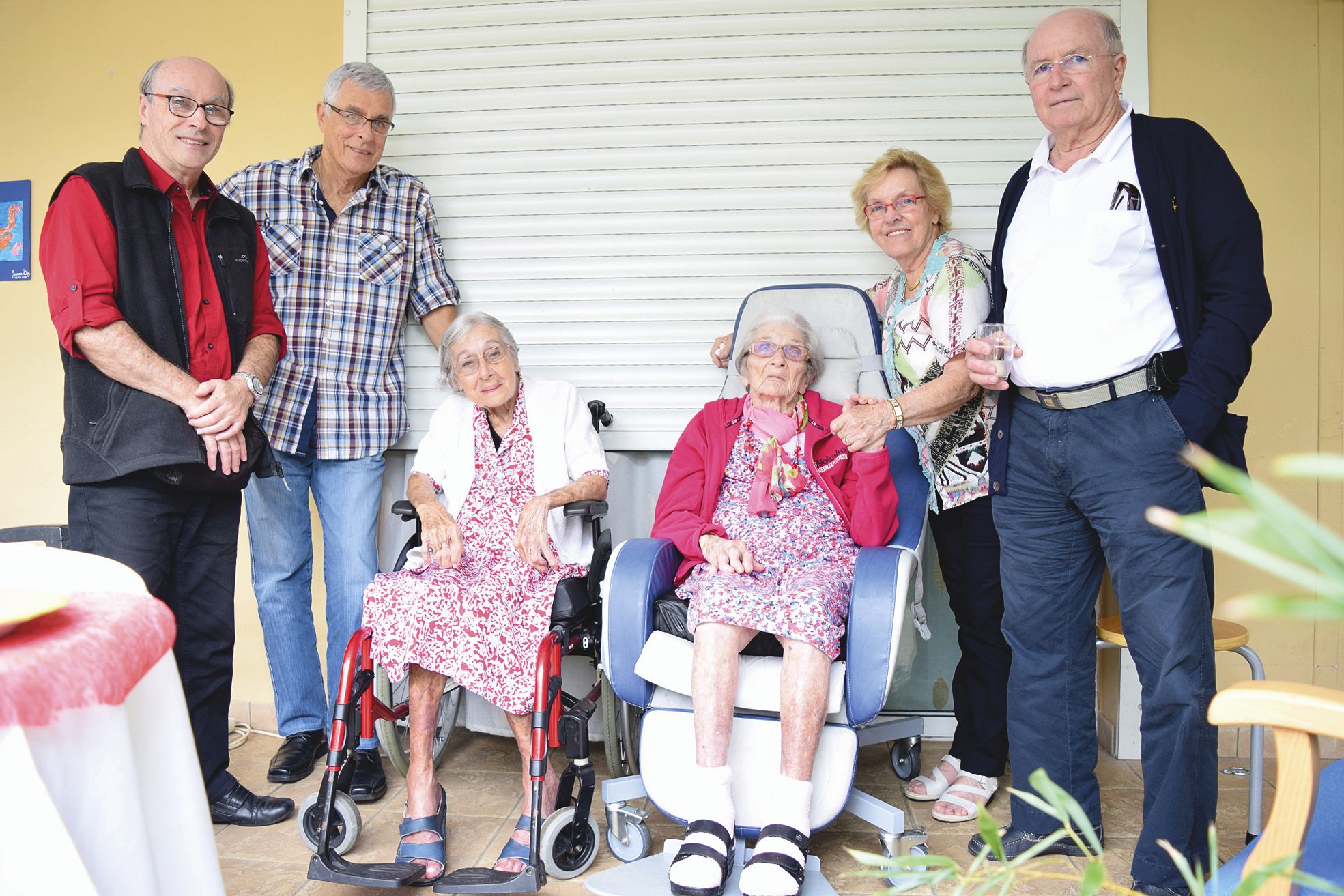 Augustine, 95 ans - qui a perdu la vue il y a quelques mois - et sa sœur, Georgette, 93 ans, sont entourées de leurs enfants. Elles occupent des chambres voisines. « Il n'est pas rare que des membres d'une famille se retrouvent dans le même établissement,