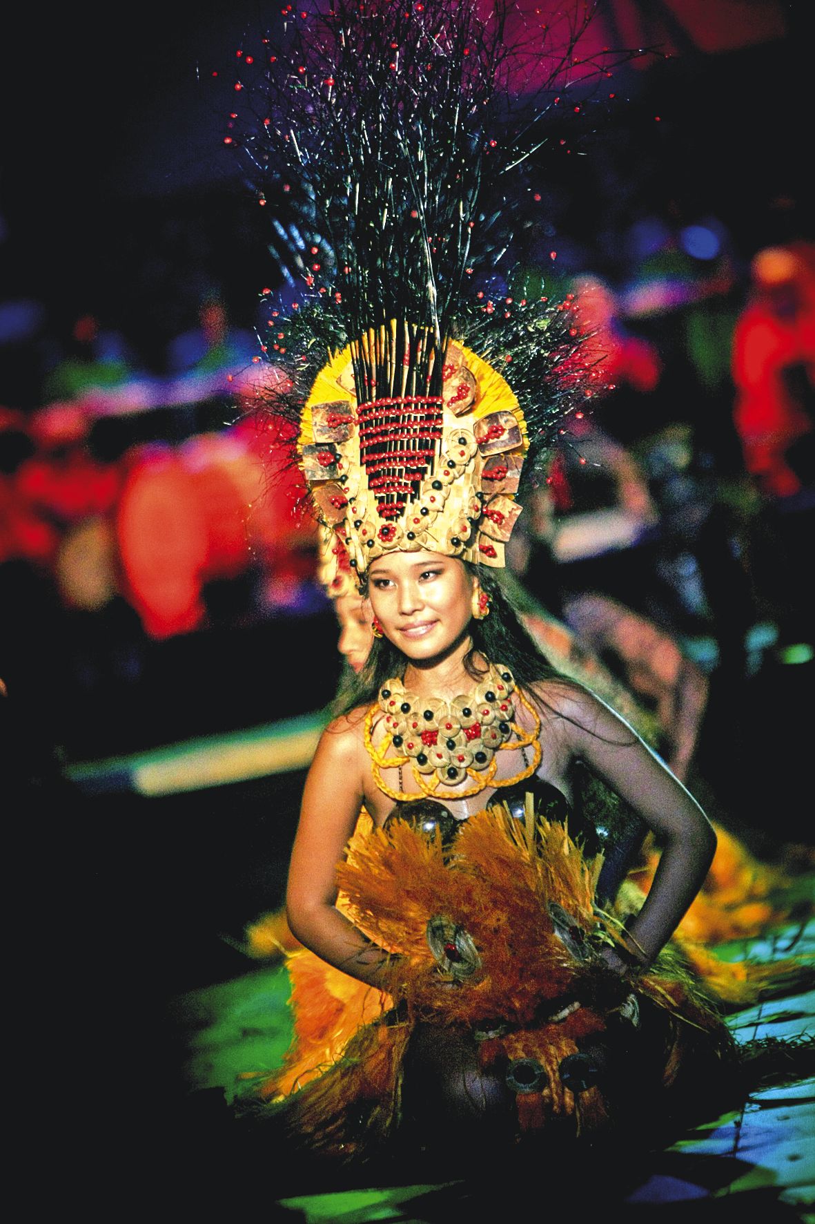 De gauche à droite, Tarati Temauriuri, de la troupe Hei Rurutu, une jeune danseuse du groupe Pupu Tuha'a Pae, de l'archipel des Australes, et la troupe O Tahiti E.