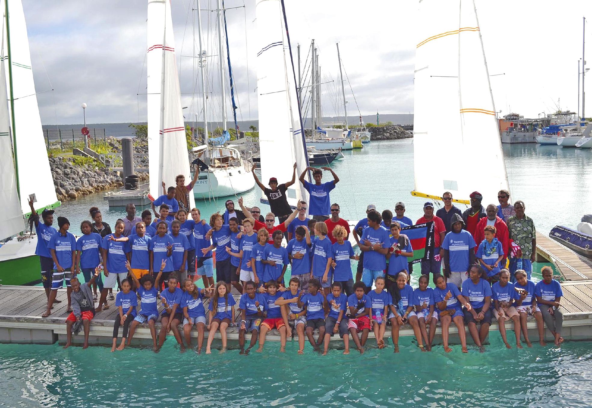 Wé, samedi 9 juillet. Quarante-huit collégiens et lycéens de Lifou et d'Ouvéa se sont affrontés par poule sur quatre  bateaux de type Elliott, répartis en douze équipages mixtes de quatre personnes.