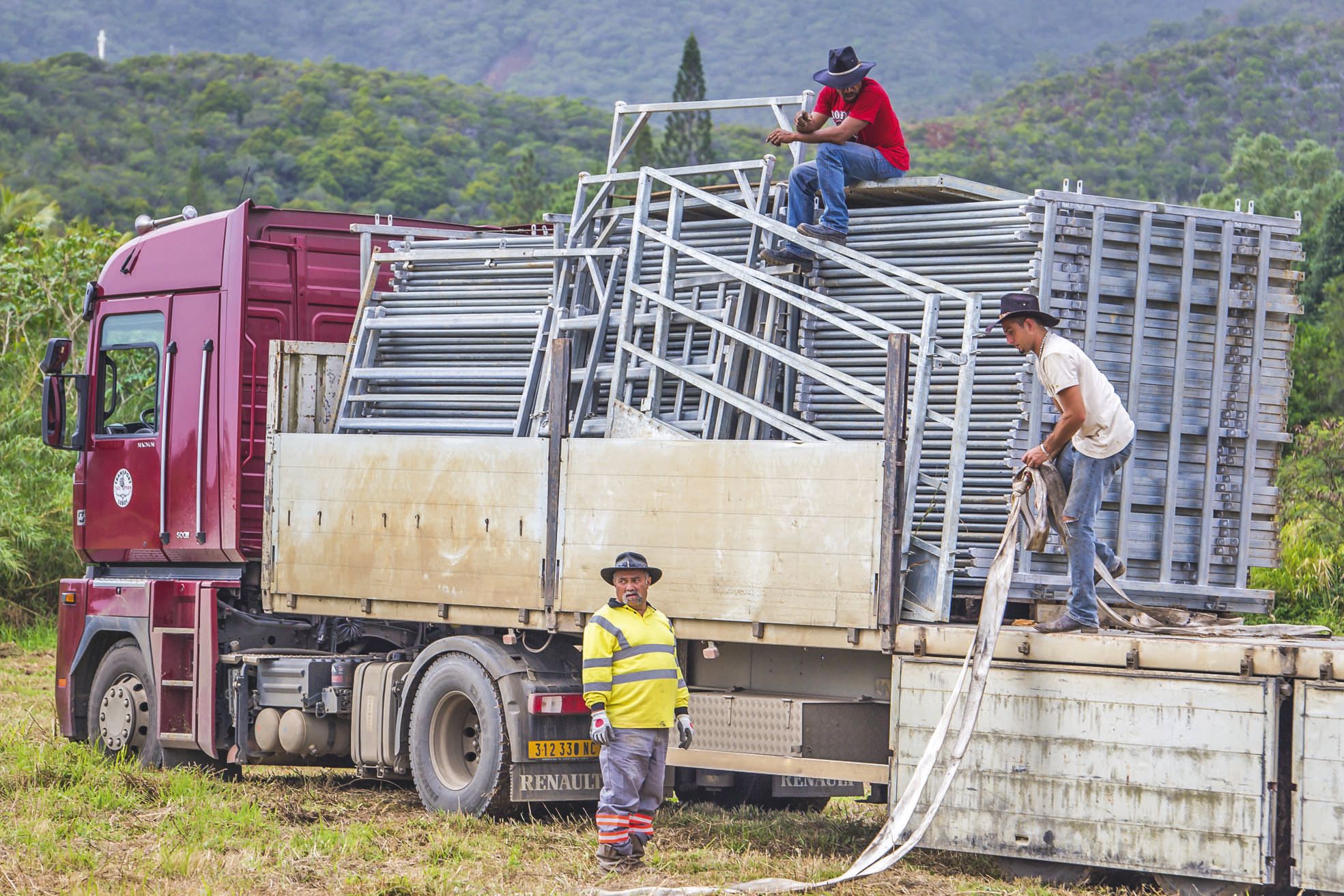 Lors d'un précédent événement. L'immense « puzzle » vient d'arriver, il n'y a plus qu'à décharger et à le monter.