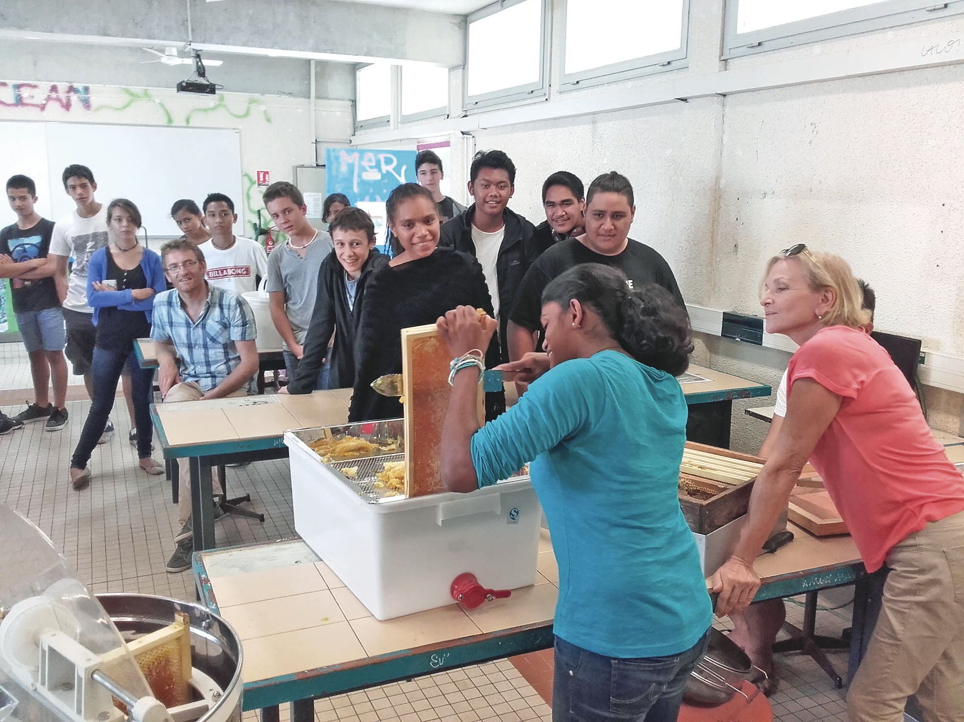 Lycée Jules-Garnier, mai 2016. Après la récolte, les élèves ont mis leur miel en pot. Une matinée de dégustation aura prochainement lieu au lycée.  Le produit des ventes participera au financement d\'un voyage scolaire.