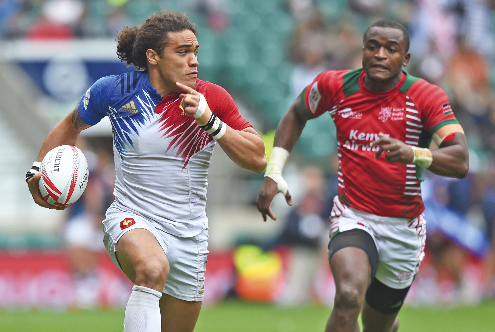 Paris, 15 mai 2016. Pierre-Gilles Lakafia s'arrache, mais sera repris à quelques mètres de la ligne. Il la franchira en toute fin de rencontre, pour inscrire le dernier essai des Bleus, qui s'imposeront 24 à 5 dans ce quart de finale face au Kenya.