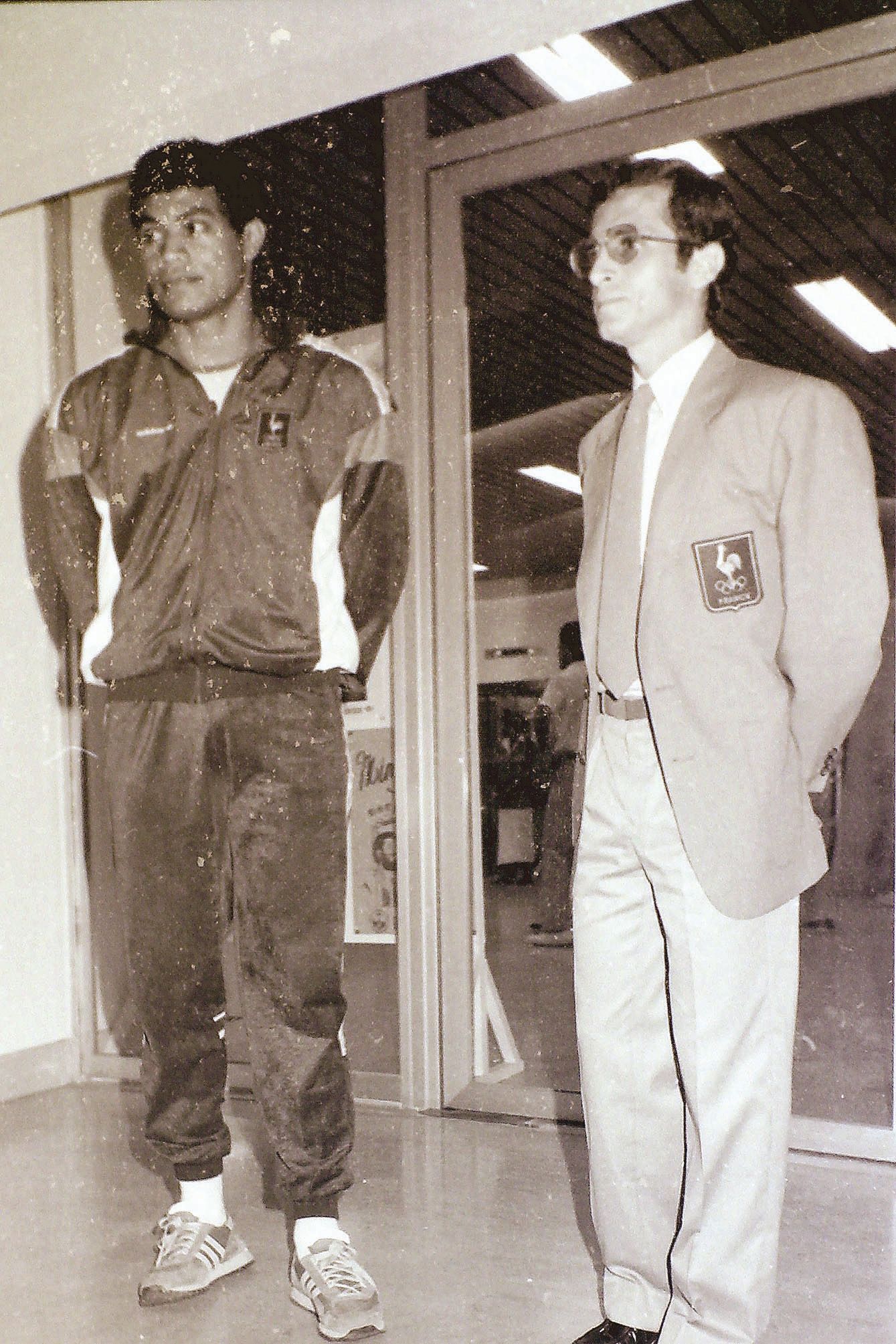 Nouméa, août 1984. Jean-Paul, père de Pierre-Gilles et de Raphaël (ici à gauche aux côtés d'Alain Lazare) revient des  JO de Los Angeles, où il a atteint la finale au lancer de javelot.