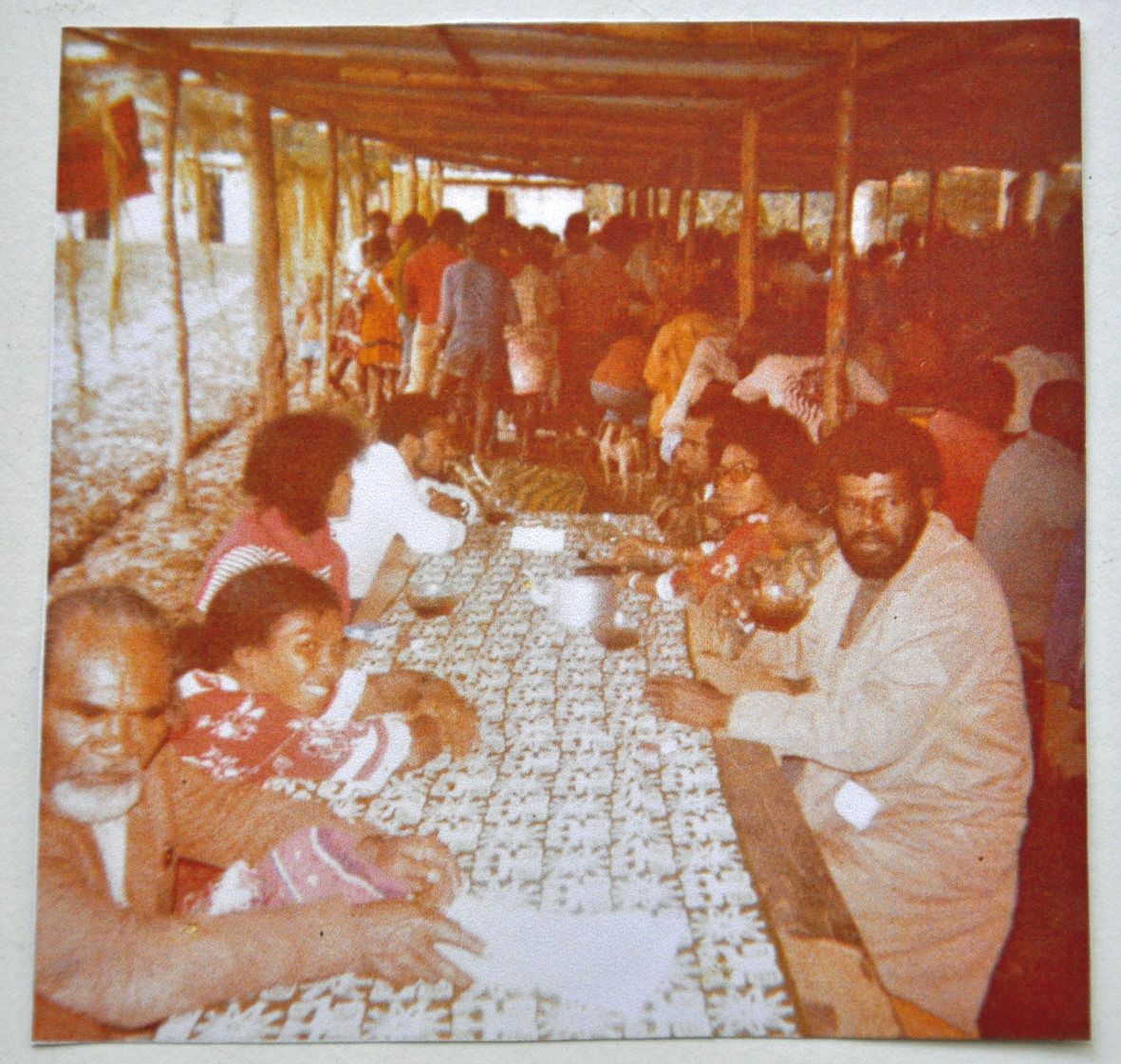 Dès la création du Palika, Déwé Gorodey (avec les lunettes), Dan Poigoune  (à droite), ou encore Suzanne Ouneï (à gauche), buvant le café à Nouméa,  revendiquent la souveraineté de Kanaky et la restitution de toutes les terres.