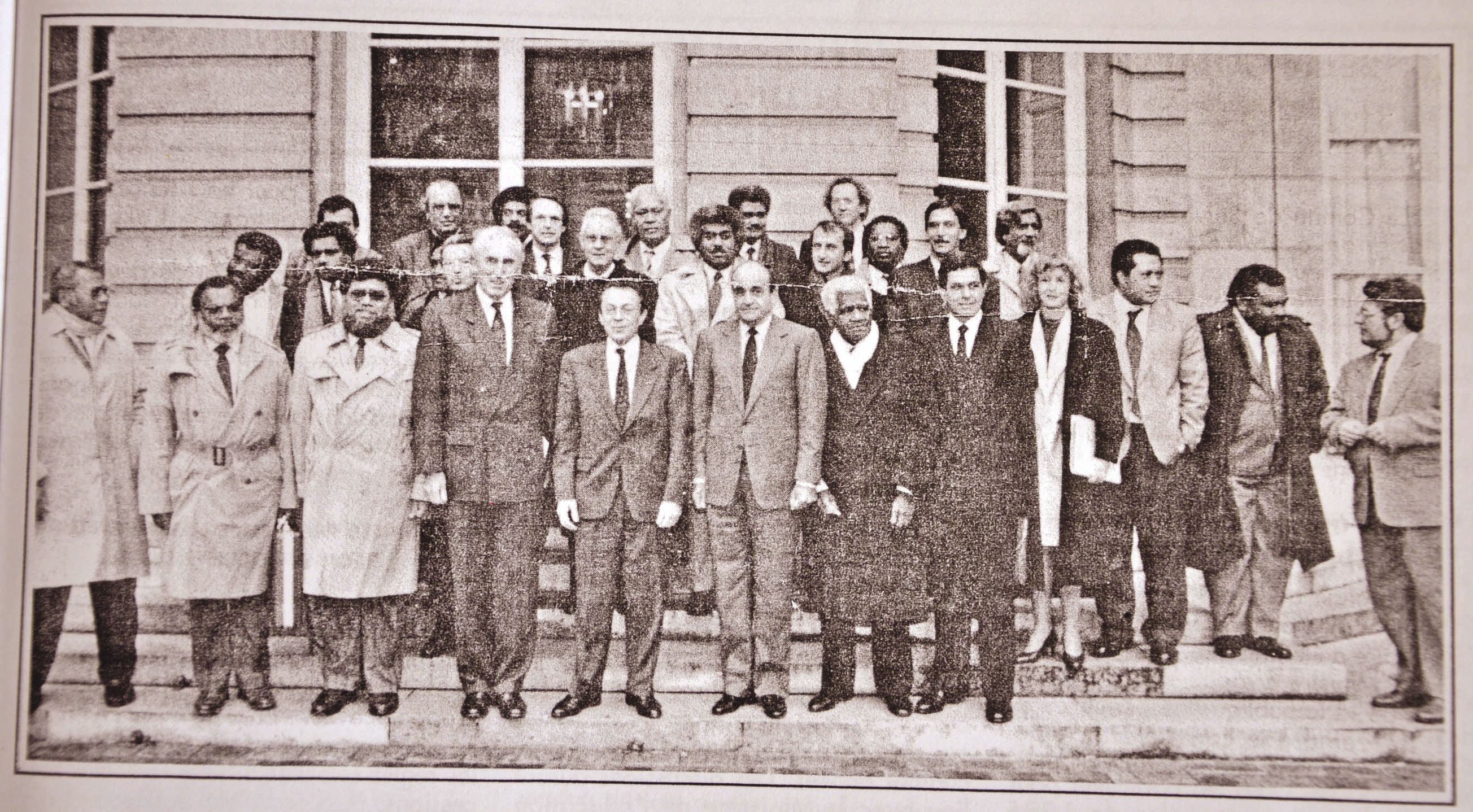 Paul Néaoutyine (sur la photo, à côté du ministre Louis Le Pensec, lui-même près du Premier ministre Michel Rocard) participe au comité national de suivi des Accords de Matignon, en décembre 1990 à Paris. 