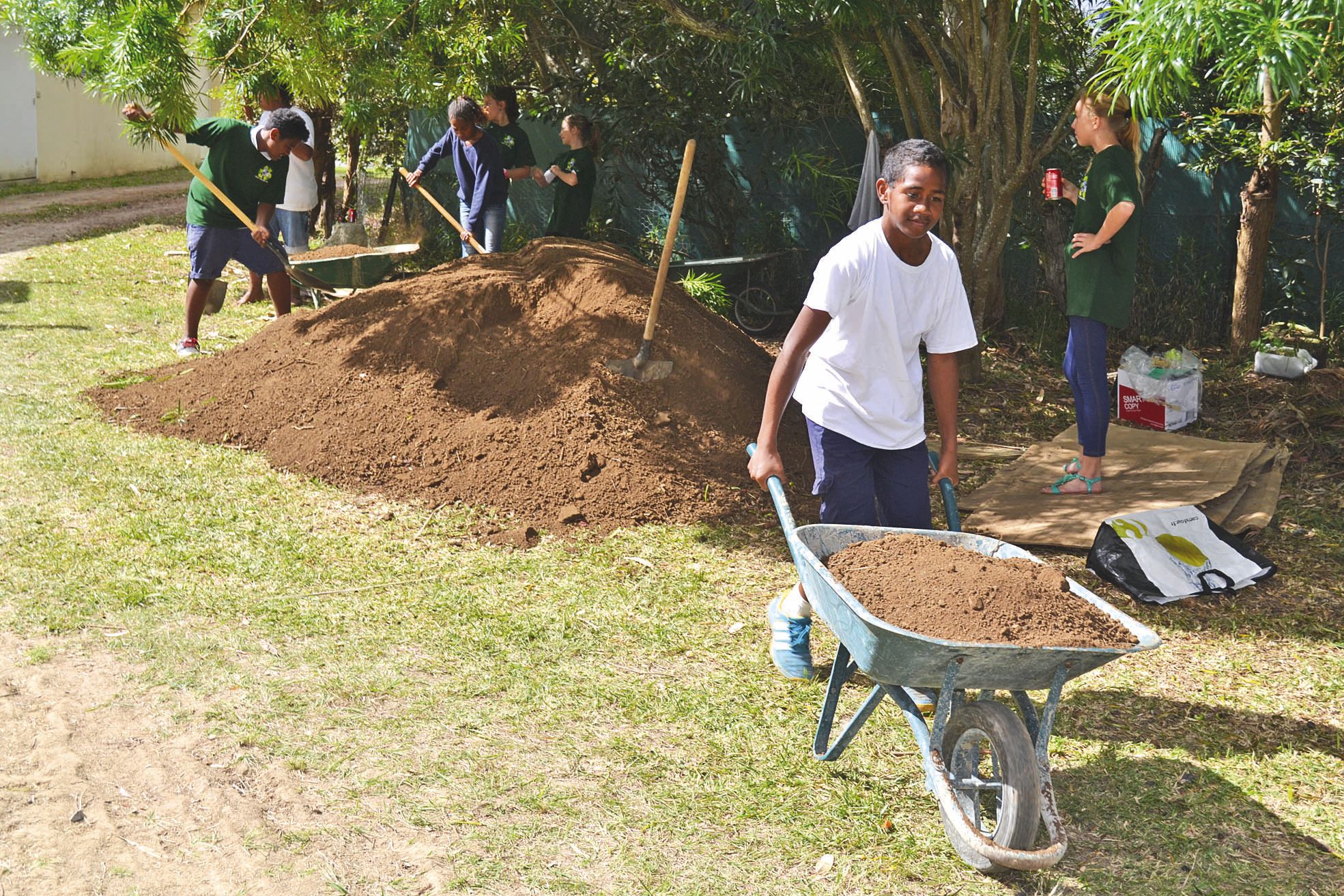 La mairie a fait don de six mètres cubes de terre hier,  un parent d'élèves a également apporté sa contribution.