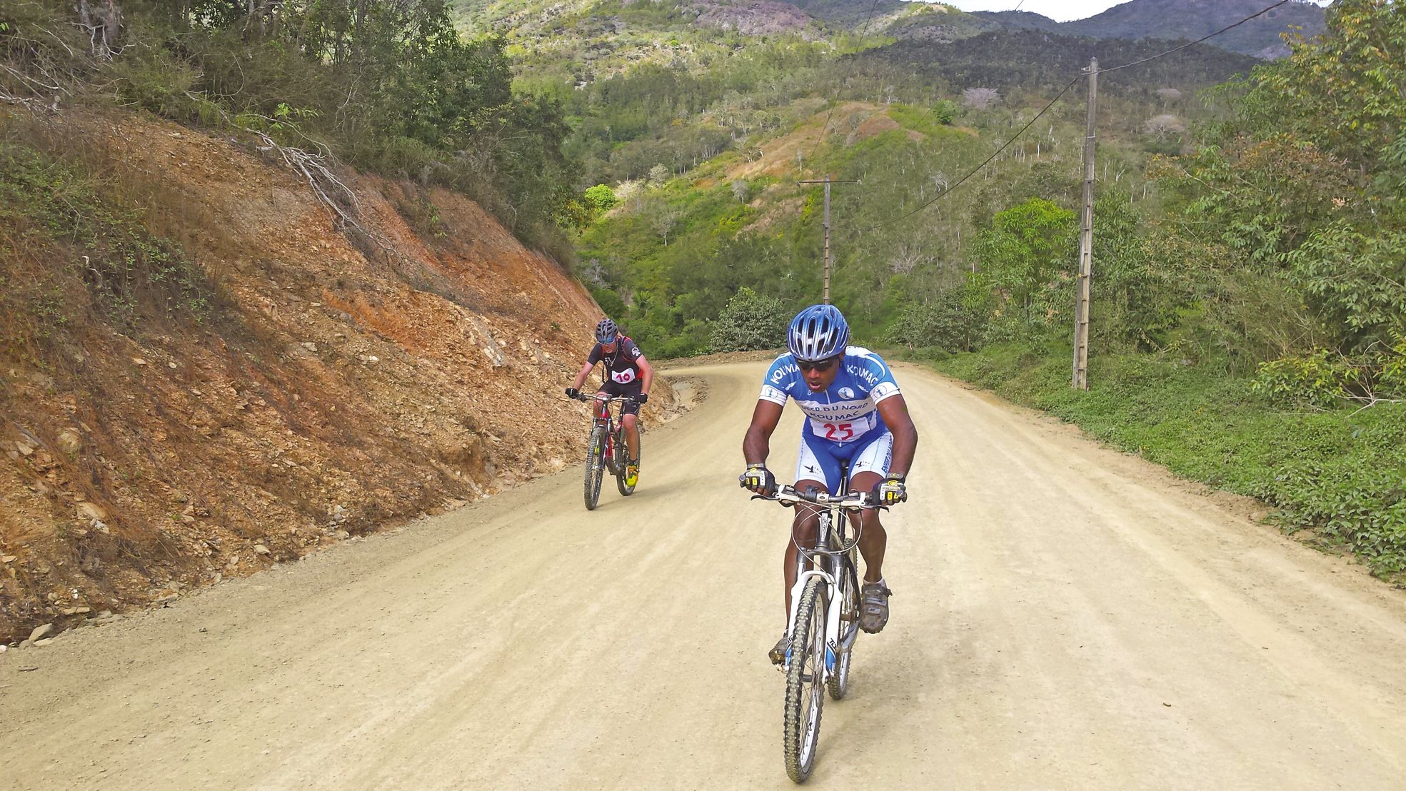 Une cinquantaine de concurrents - randonnée et grande course - ont répondu à l'invitation du CASKG, samedi dernier. Au premier plan, Gilles Dubois, portant les couleurs de l'AS Enfer du Nord-Koumac et engagé dans la grande course, affronte « le mur », der