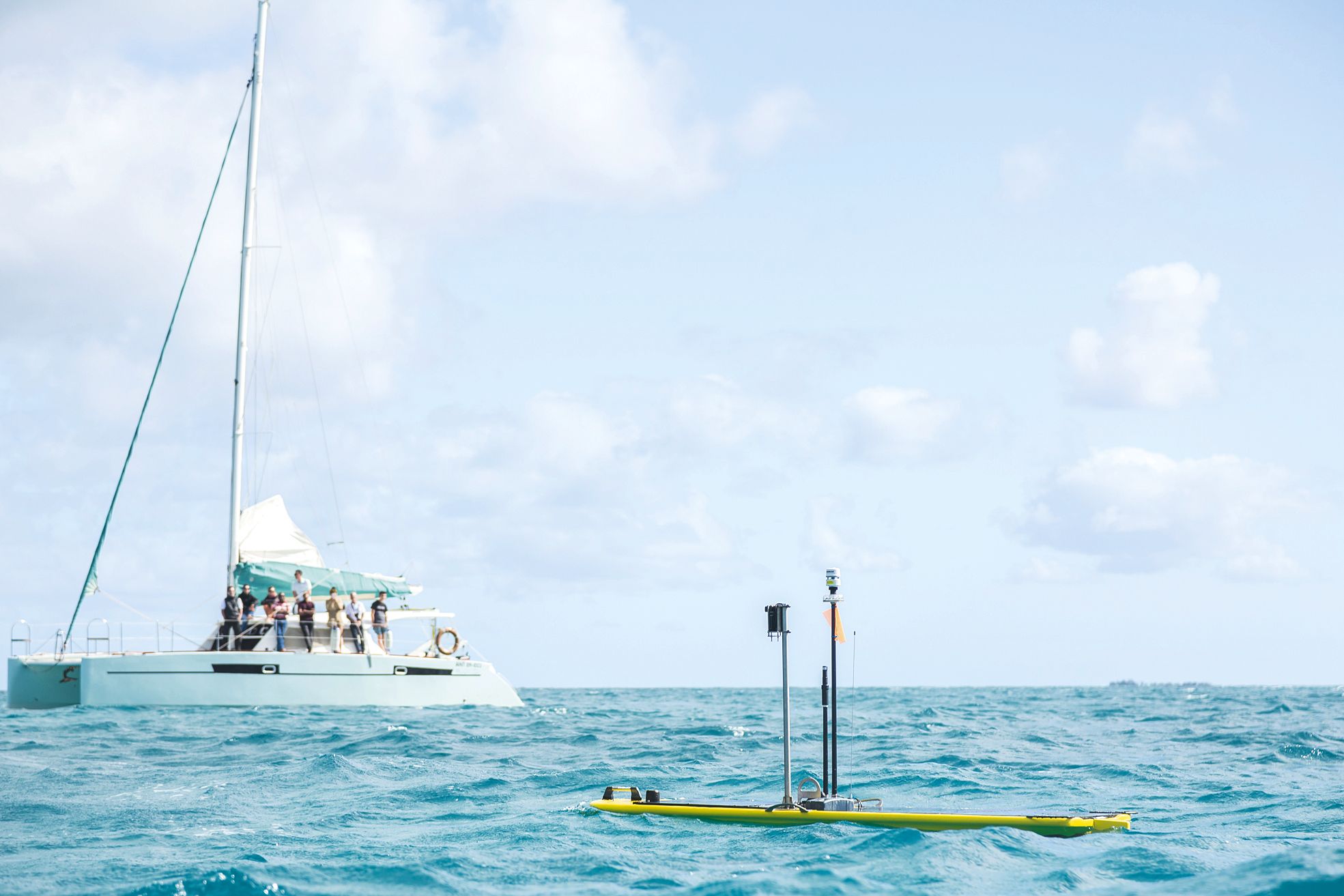 En surface, le drone marin est équipé d'un flotteur doté d'une station météo, d'un hydrophone et d'une caméra, le tout alimenté par des panneaux solaires.