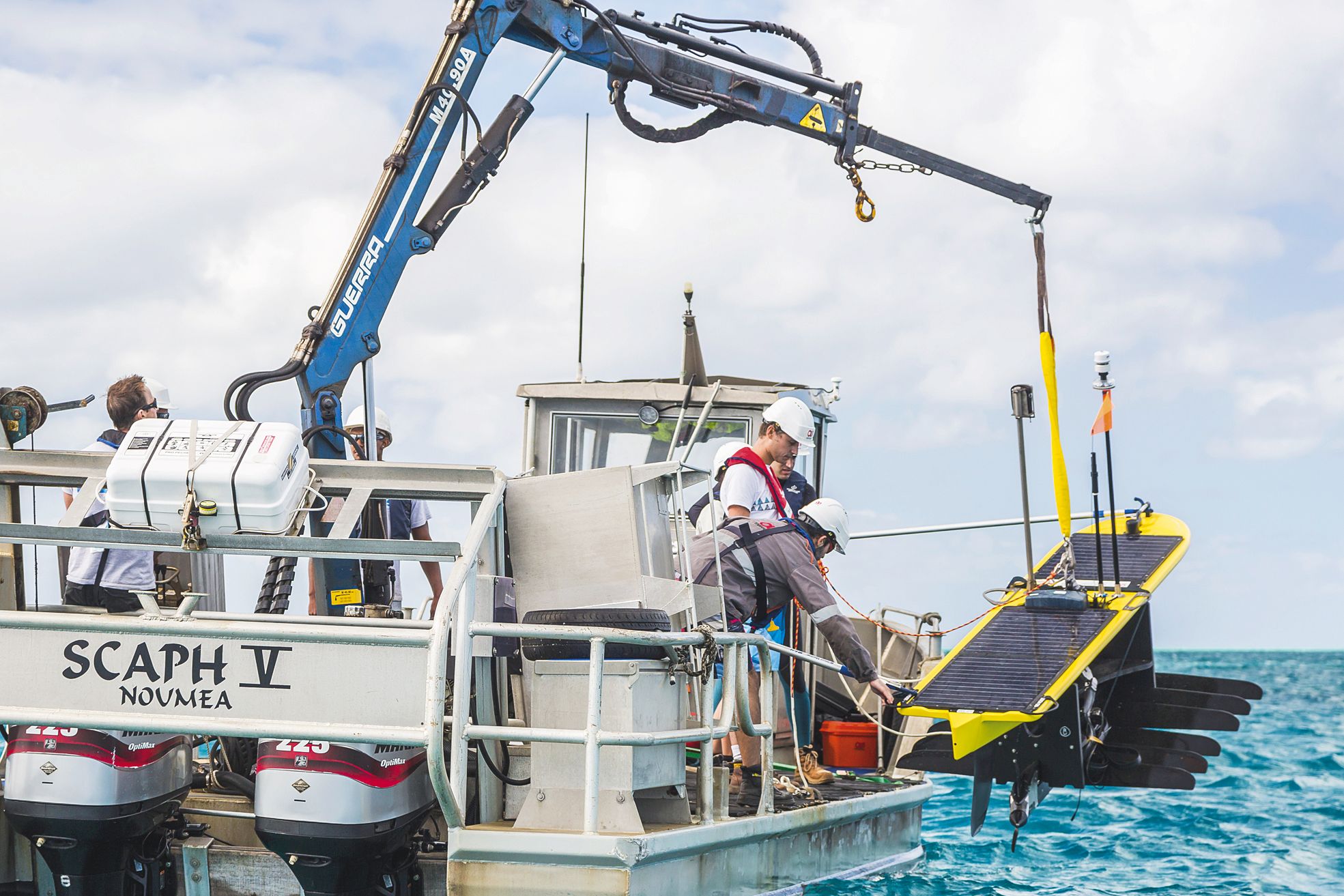Le robot marin Wave Glider, qui pèse 150 kg, a été mis à l'eau au large de l'îlot Goéland, hier matin.