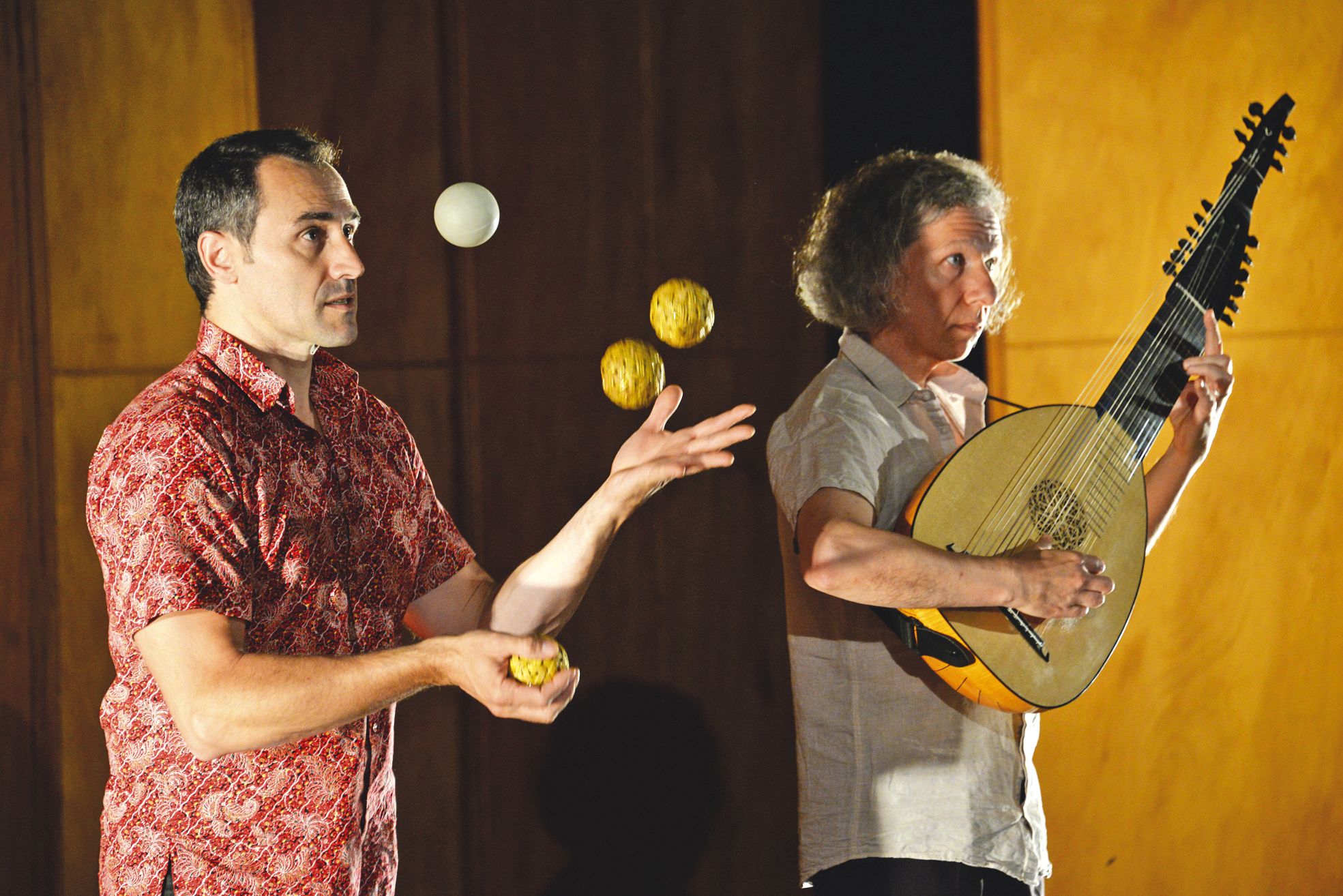 Nouméa, le 20 juillet. Vincent de Lavenère (à gauche) et Eric Bellocq ont donné un avant-goût de leur spectacle,  à l\'auditorium du Conservatoire. Un extrait drôle où ils jouent avec les temps.