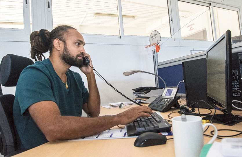 Les horaires de certains employés, comme Sébastien, sont atypiques : 12 heures-20 heures ; 6 heures-12 heures et 20 heures-6 heures Photo : Julien Cinier