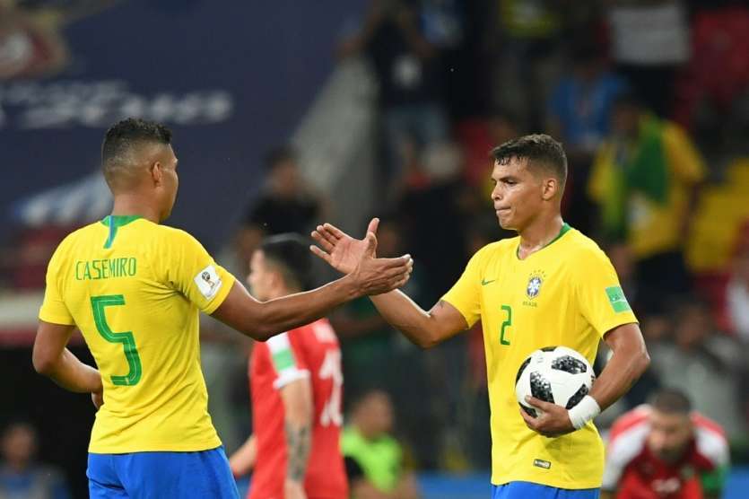 Les Brésiliens Casemiro et Thiago Silva après la victoire face à la Serbie et la qualification en 8e du Mondial, le 27 juin 2018 à Moscou