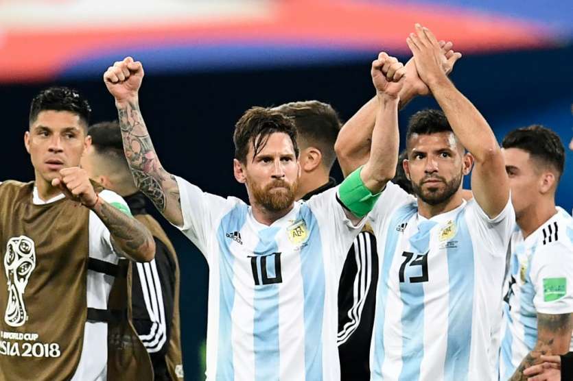 L'attaquant argentin Messi (c) et ses équipiers fêtent leur qualification pour les 8e de finale à Saint-Pétersbourg le 26 juin 2018 lors du Mondial 