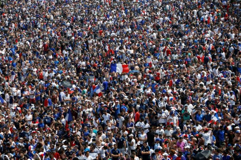 Des supporters dans la fan zone du Champs de Mars, le 15 juillet 2018 à Paris