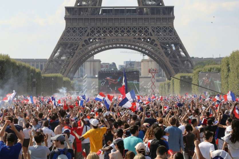 Des supporters dans la fan zone à Paris, le 15 juillet 2018 