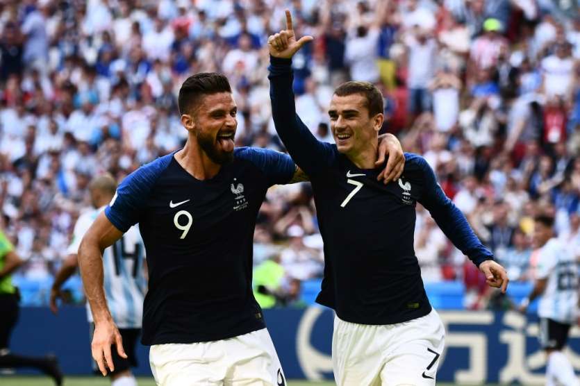 Antoine Griezmann (d) félicité par Olivier Giroud après son ouverture du score sur penalty contre l'Argentine en 8es de finale du Mondial, le 30 juin 2018 à Kazan   