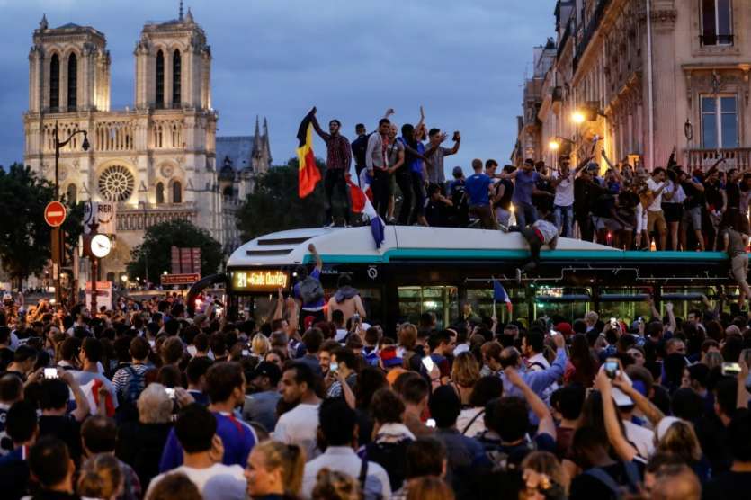 Les supporteurs célèbrent la victoire de l'équipe de France face à la Belgique, dans le centre de Paris, le 10 juillet 2018