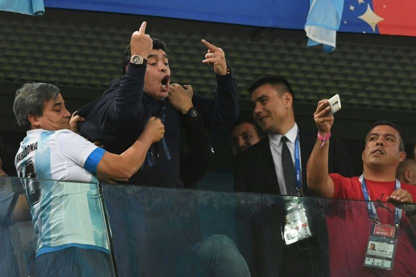 La star du football Diego Maradona réagit à sa manière au but de l'Argentine contre le Nigeria, lors de la Coupe du monde en Russie, le 26 juin 2018 à Saint-Pétersbourg