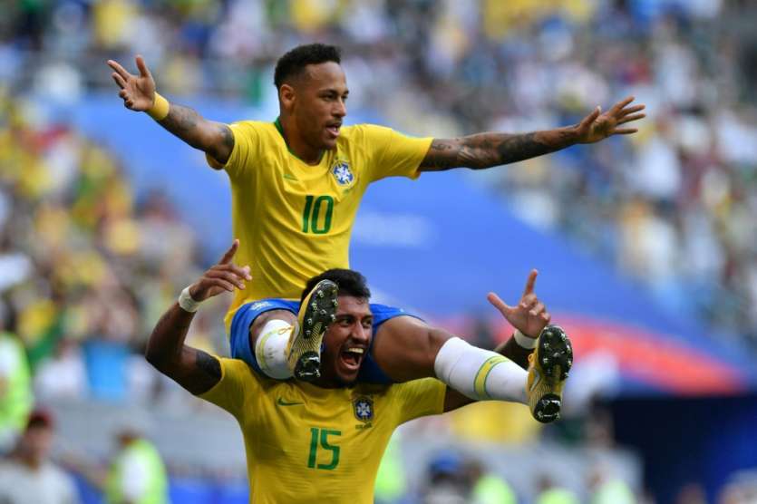 Neymar Jr porté en triomphe par Paulinho, après avoir ouvert le score pour le Brésil contre le Mexique à Samara, le 2 juillet 2018