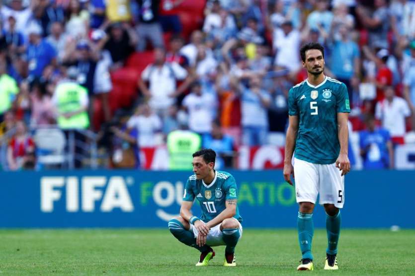 Le désarroi des Allemands Mesut Özil et Thomas Müller après l'élimination de leur équipe dès le 1er tour du Mondial, le 27 juin 2018 à Kazan