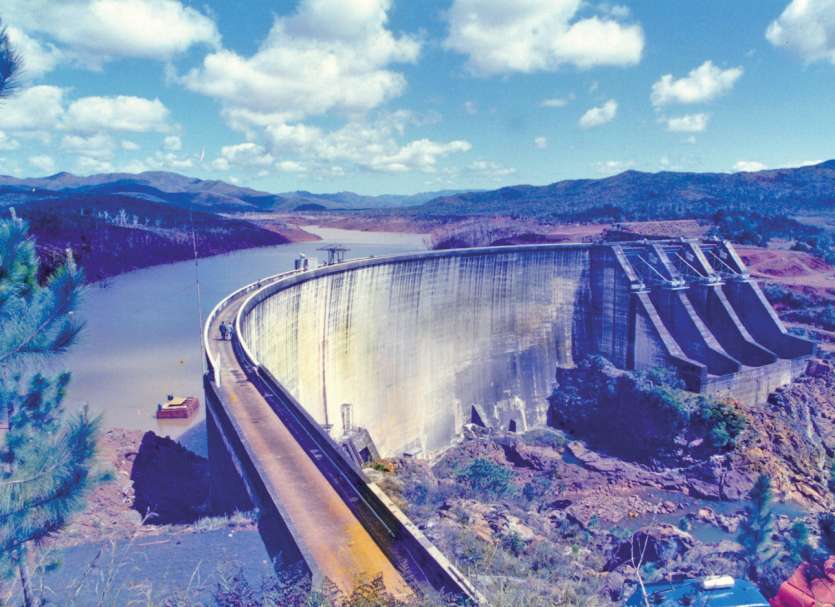 Le barrage de Yaté captait les eaux de la rivière en aval de son confluent, créant un lac artificiel de 315 millions de mètres cubes.