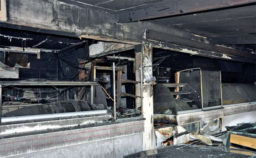 Des courts-circuits se produisant dans l’incendie, les sapeurspompiers ont procédé à la coupure du réseau électrique.