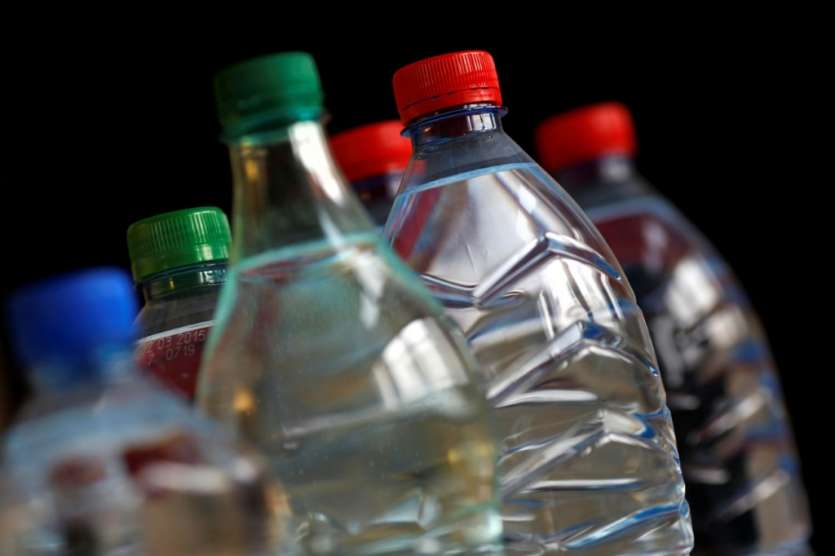 Microplastiques : 8 bouteilles d'eau sur 10 contaminées, selon une